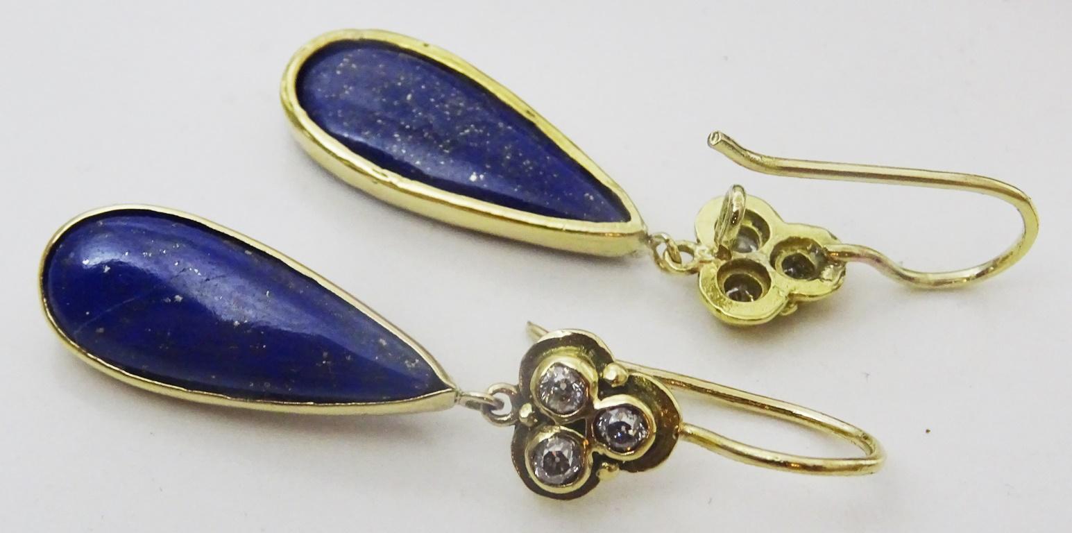  Handgefertigte Ohrringe aus 18 Karat Gold mit Diamanten und Lapislazuli (Rundschliff) im Angebot