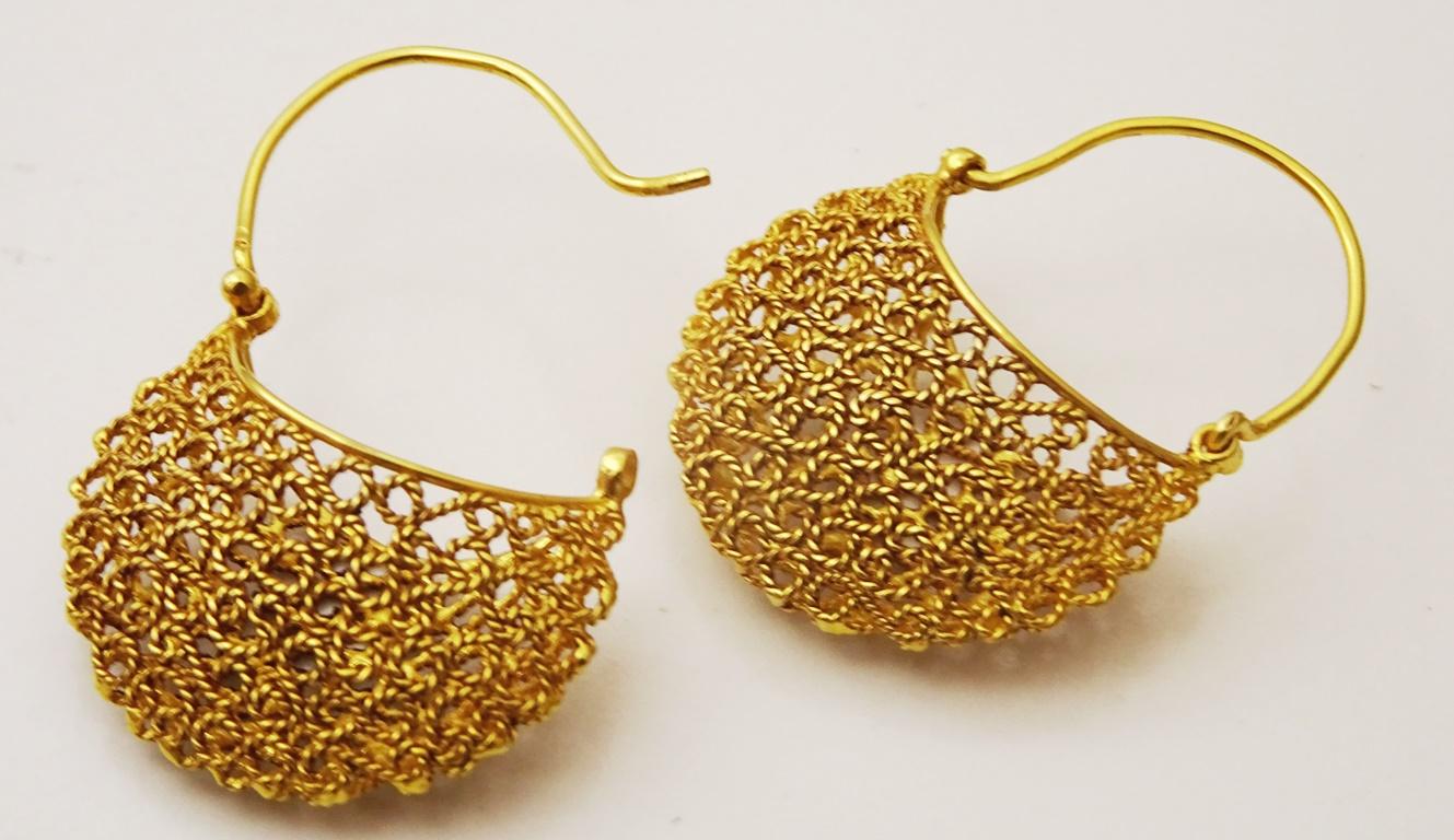In Orissa in Ostindien gibt es eine obskure Schule des Schmuckdesigns, die diese komplizierten filigranen Ohrringe aus säuregeprüftem 18-karätigem Gold herstellt.
In filigraner Technik gefertigt, ist das Ergebnis ein einzigartiges Design eines