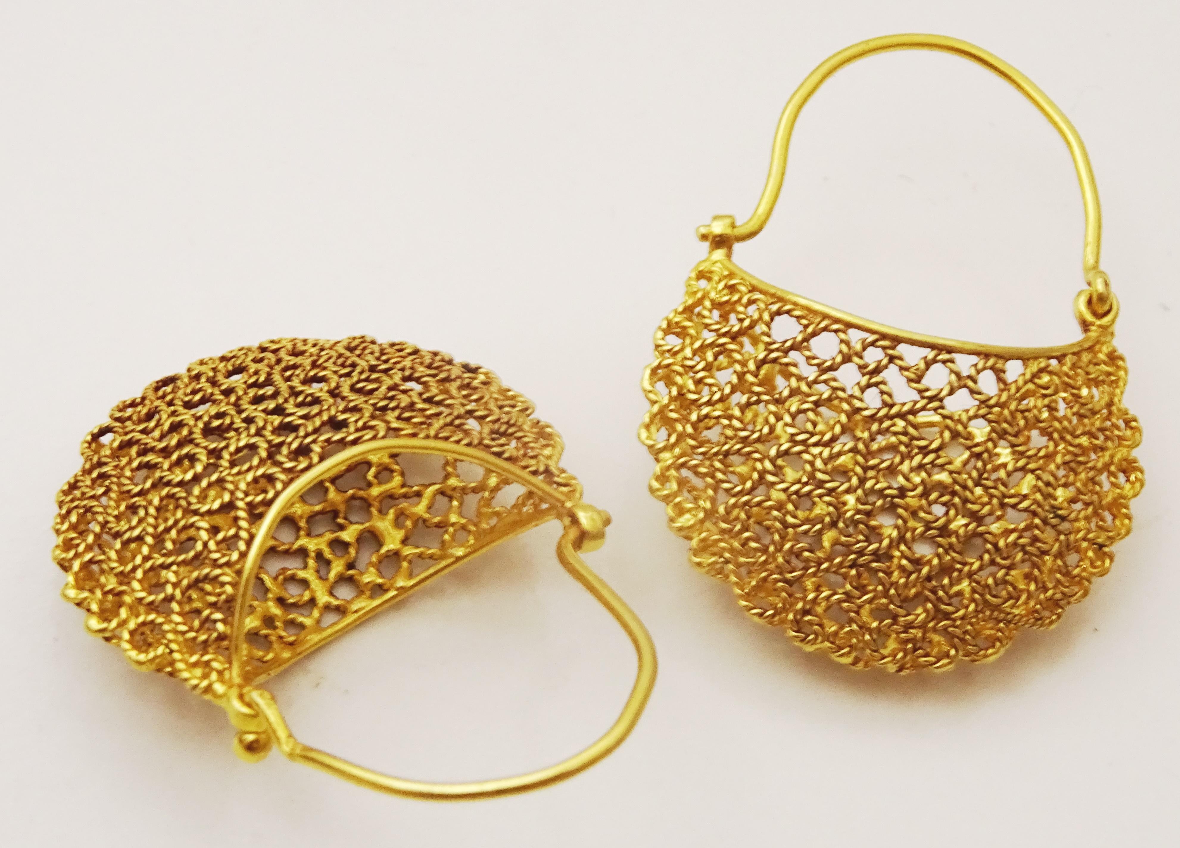 Handmade 18 karat gold Orissa Style Filigree Hoop Earrings In New Condition For Sale In Jerusalem, IL