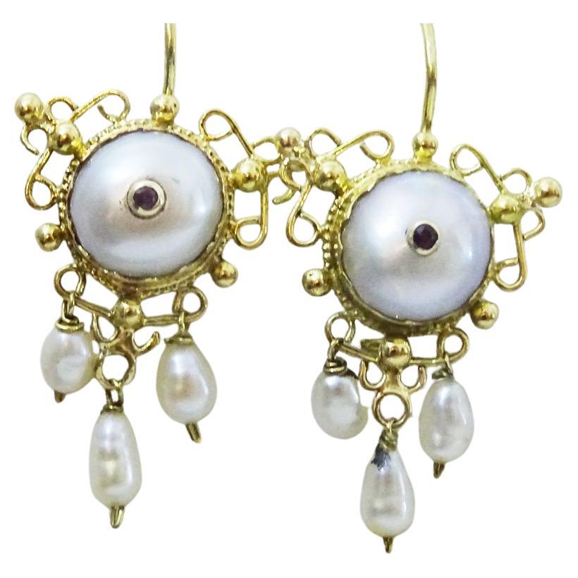 Handgefertigte Ohrringe aus 18 Karat Gold, Perlen und Rubin