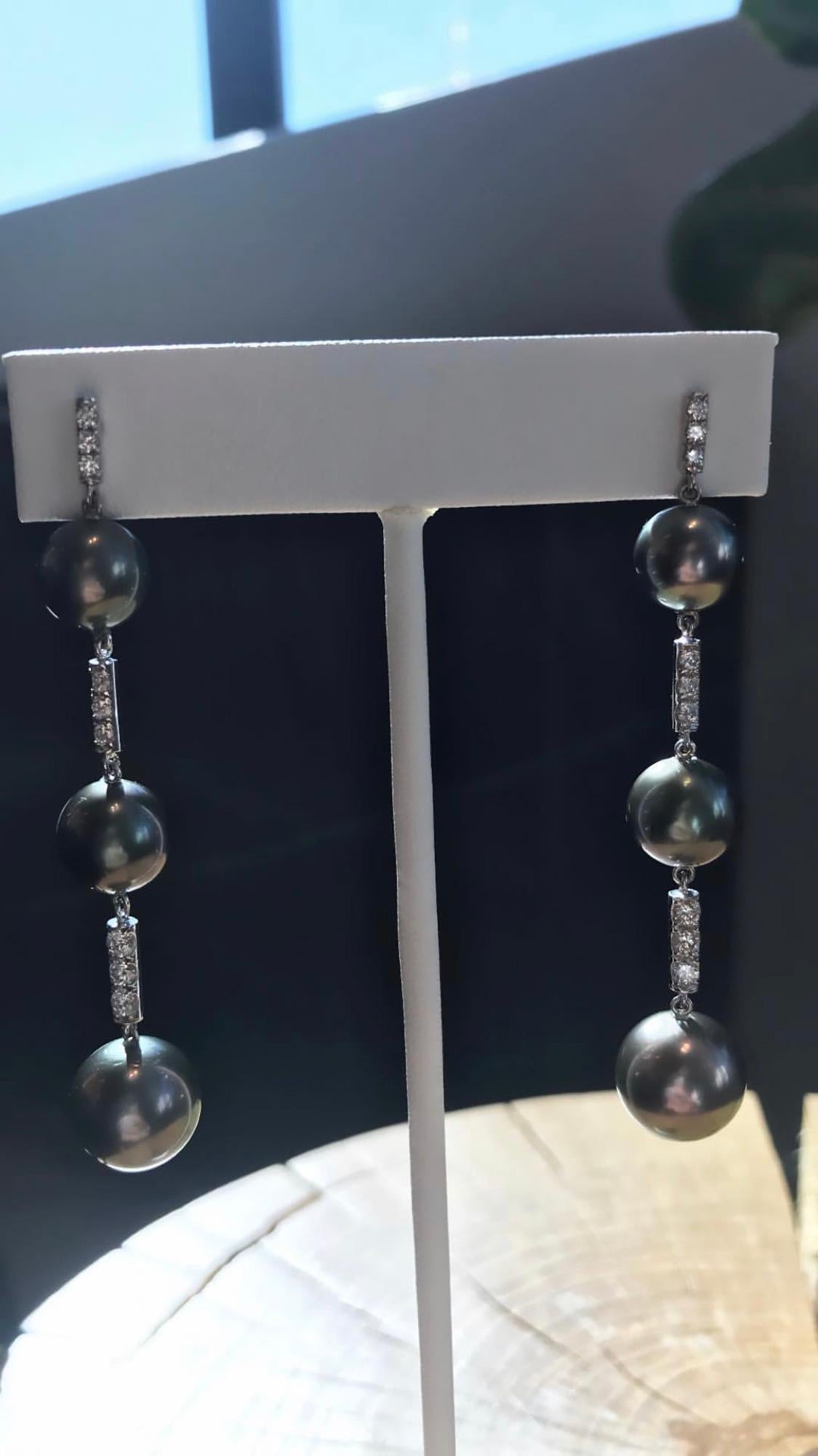 Handmade 18 Karat White Gold, Diamond and Tahitian Pearl Drop Earrings für Damen oder Herren