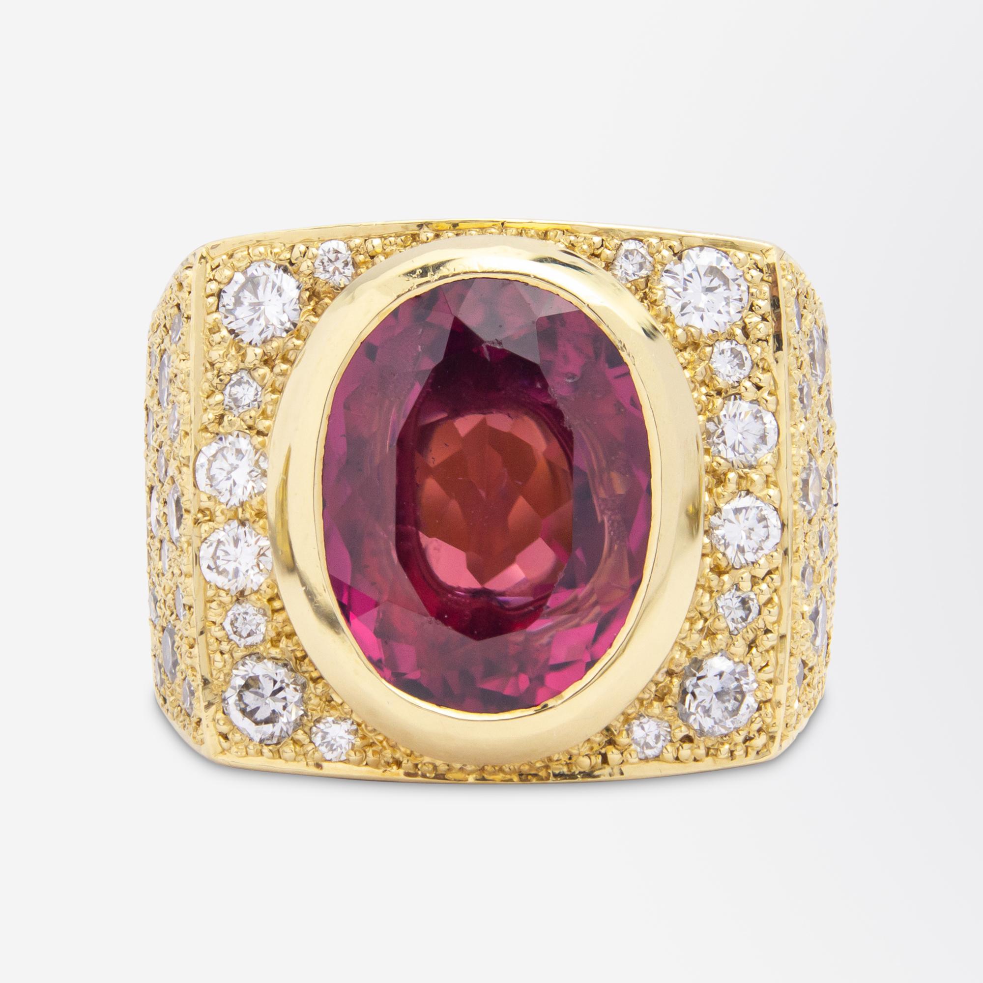 Handgefertigter Ring aus 18 Karat Gelbgold, Turmalin und Diamanten (Moderne) im Angebot