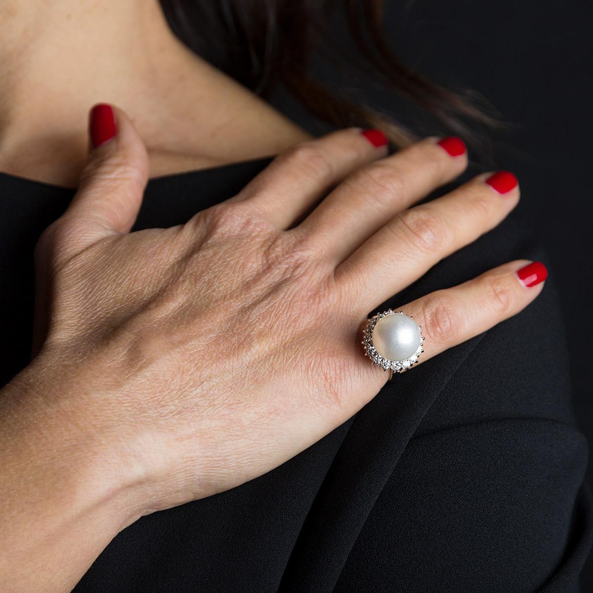 Handmade 18 kt white gold ring with a 13.5 mm Australian white pearl surrounded by diamonds totaling 1.18 ct.
The execution of the jewel is done by hand in our workshop by Italian goldsmiths and it is a unique piece.
We are committed to providing a