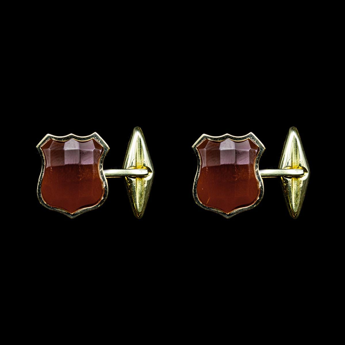 18 kt yellow gold cufflinks with faceted carnelian shields. Carnelian is a variety of chalcedony and takes on the typical red color thanks to the presence of iron inside. This stone for the ancient Egyptians symbolized life. Over time, shirt