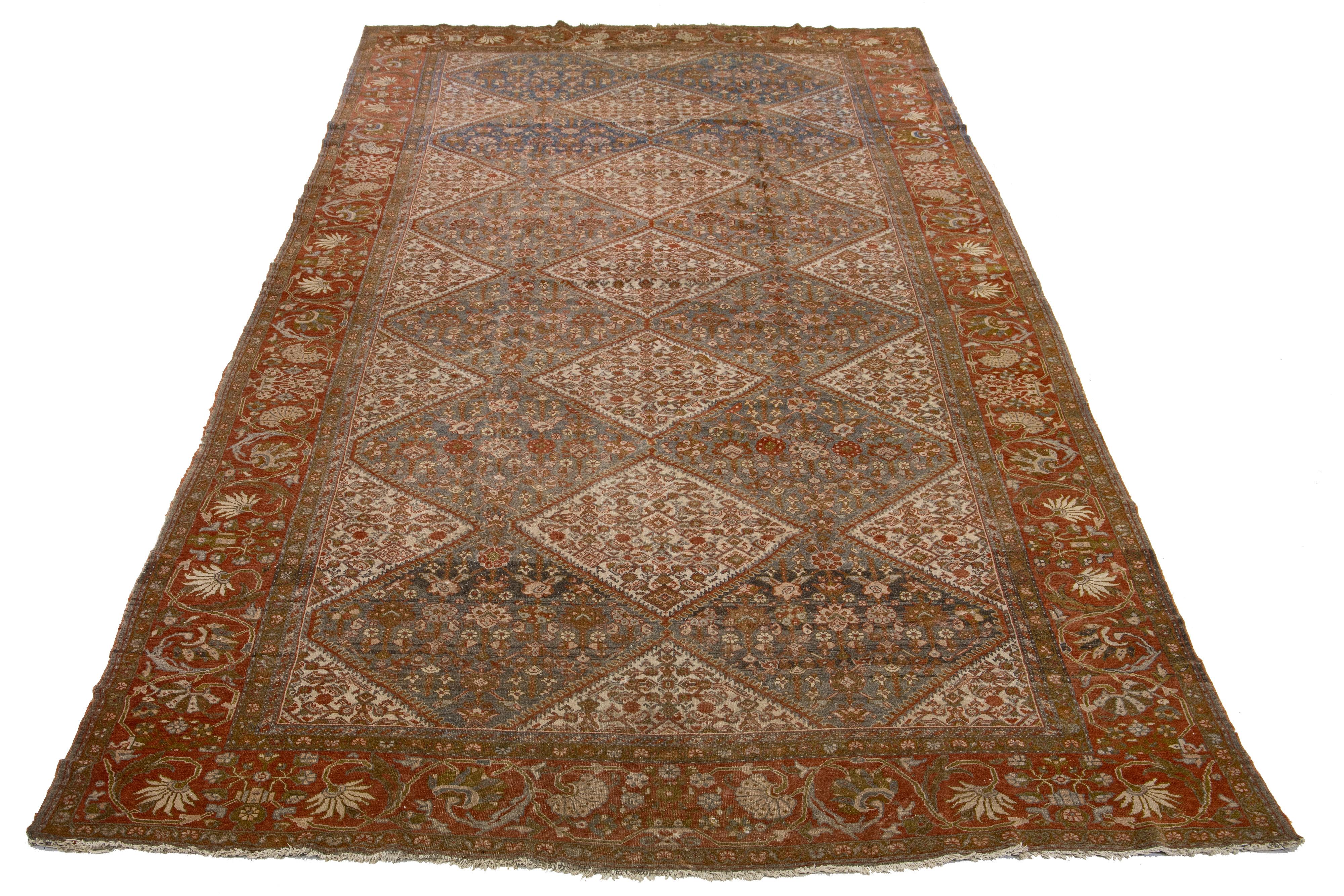 Dieser schöne übergroße antike Mahal-Teppich aus handgeknüpfter Wolle mit blauem Feld. Der Perserteppich zeigt ein klassisches Blumenmotiv in Beige, Rost und Braun.

Dieser Teppich misst 10' x 20'2