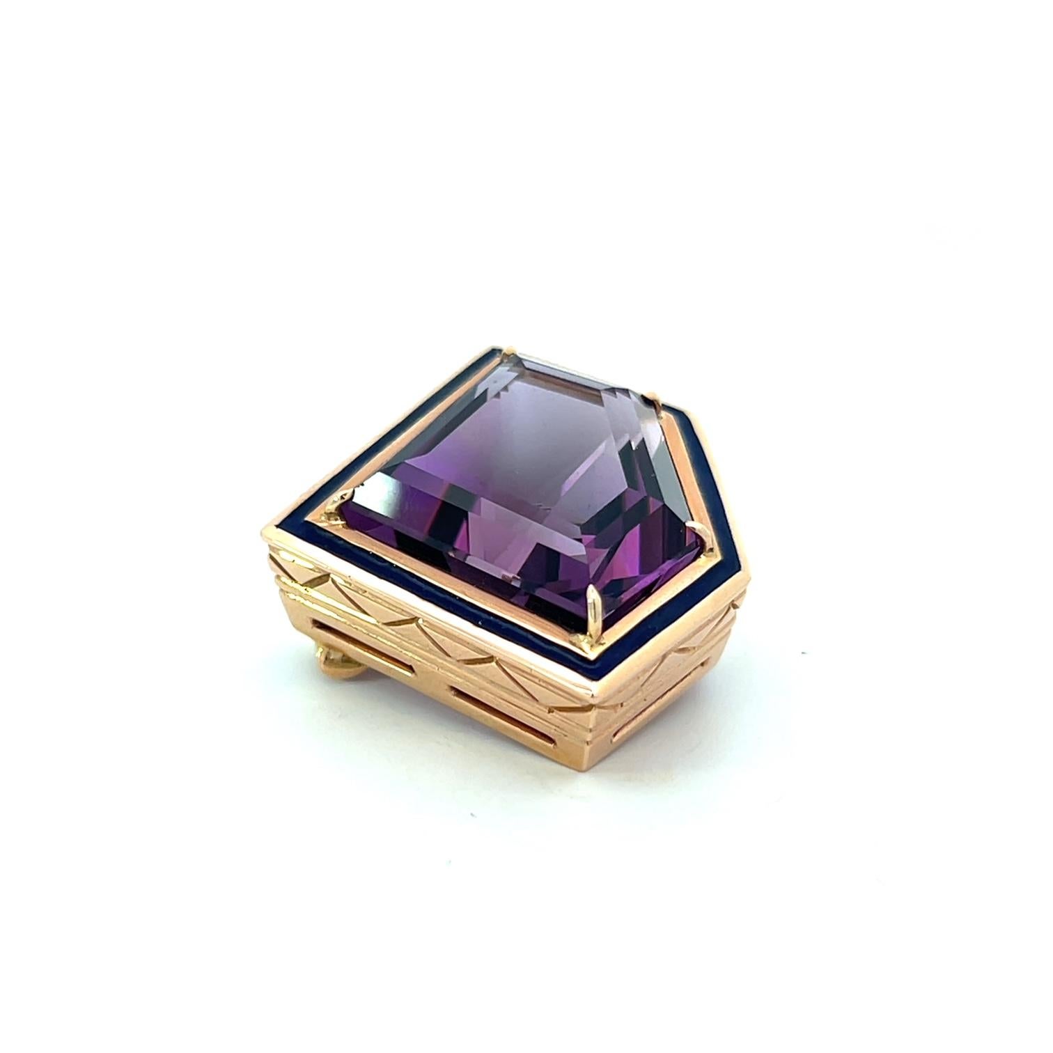Spilla fatta a mano in oro rosa 18 carati con ametista e smalto
Questa straordinaria spilla è meticolosamente realizzata a mano in oro rosa 18 carati e incastonata con una magnifica ametista del peso di circa 28,27 carati. L'ametista, tagliata in