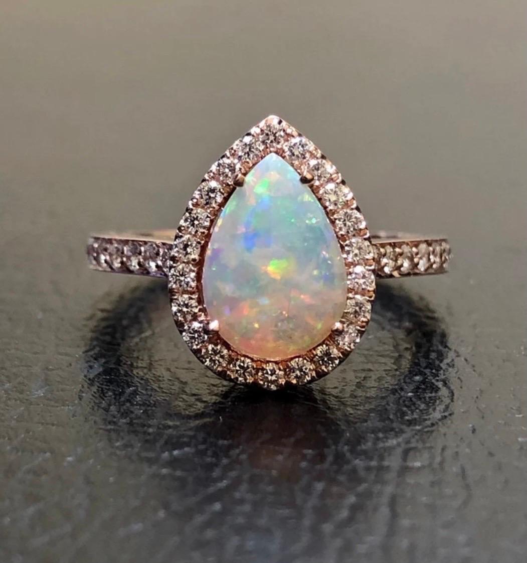 Handgefertigter Verlobungsring aus 18 Karat Roségold mit Halo-Diamant in australischer Birnenform, Opal (Tropfenschliff) im Angebot