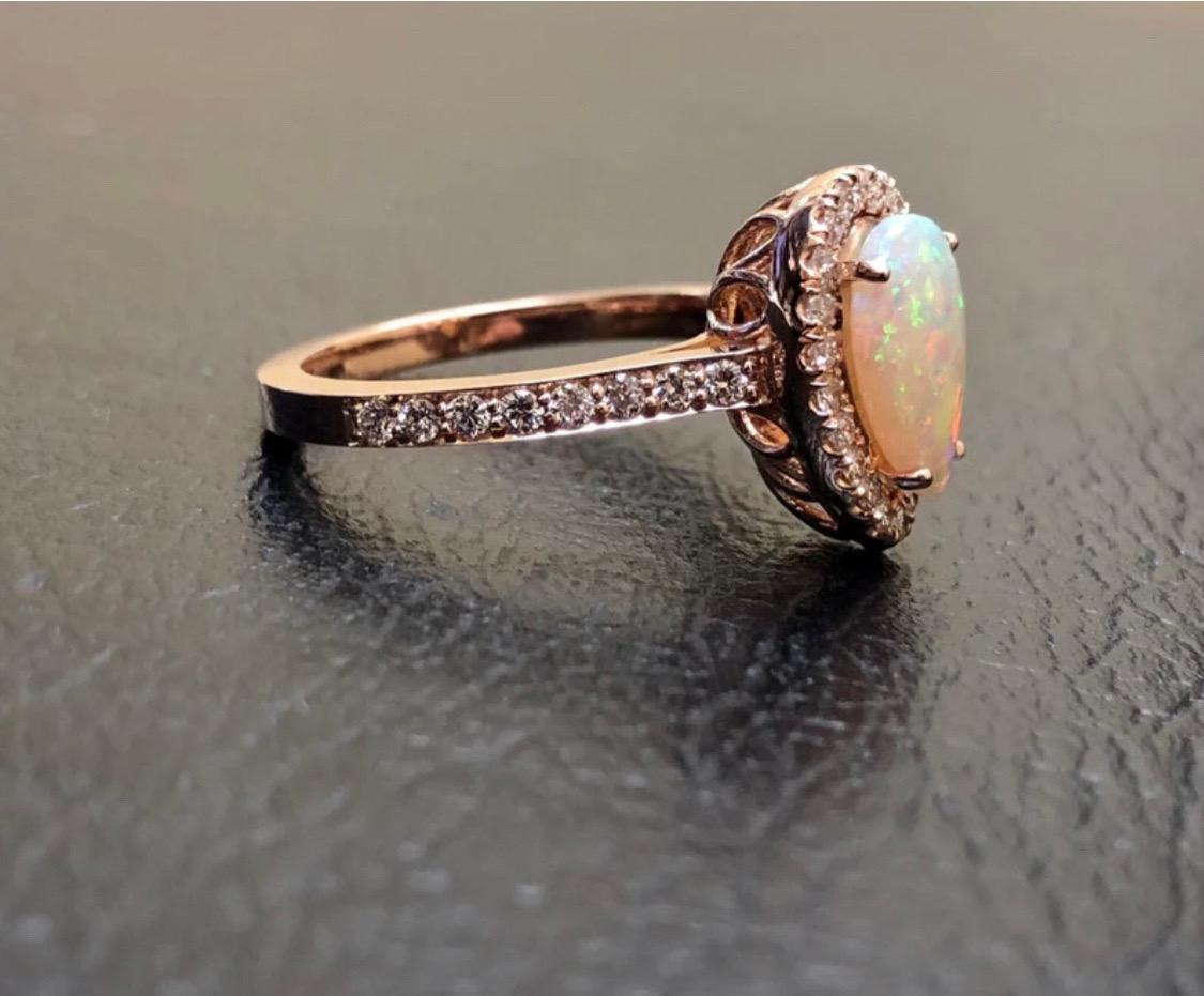Handgefertigter Verlobungsring aus 18 Karat Roségold mit Halo-Diamant in australischer Birnenform, Opal für Damen oder Herren im Angebot