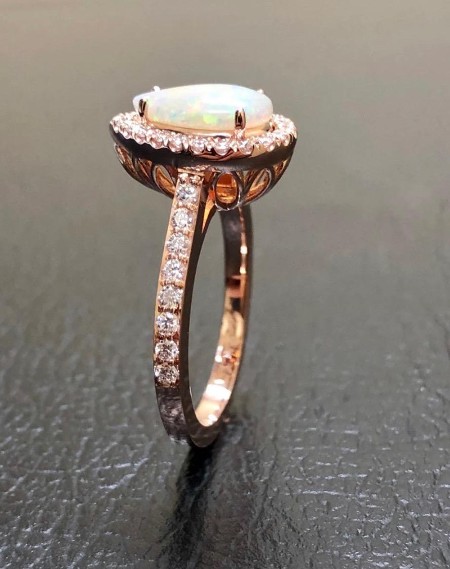 Handgefertigter Verlobungsring aus 18 Karat Roségold mit Halo-Diamant in australischer Birnenform, Opal im Angebot 1