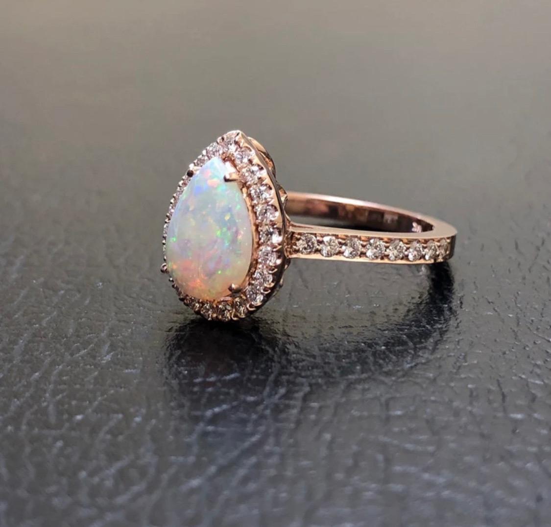 Handgefertigter Verlobungsring aus 18 Karat Roségold mit Halo-Diamant in australischer Birnenform 2