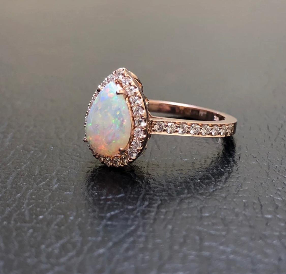Handgefertigter Verlobungsring aus 18 Karat Roségold mit Halo-Diamant in australischer Birnenform, Opal im Angebot 2