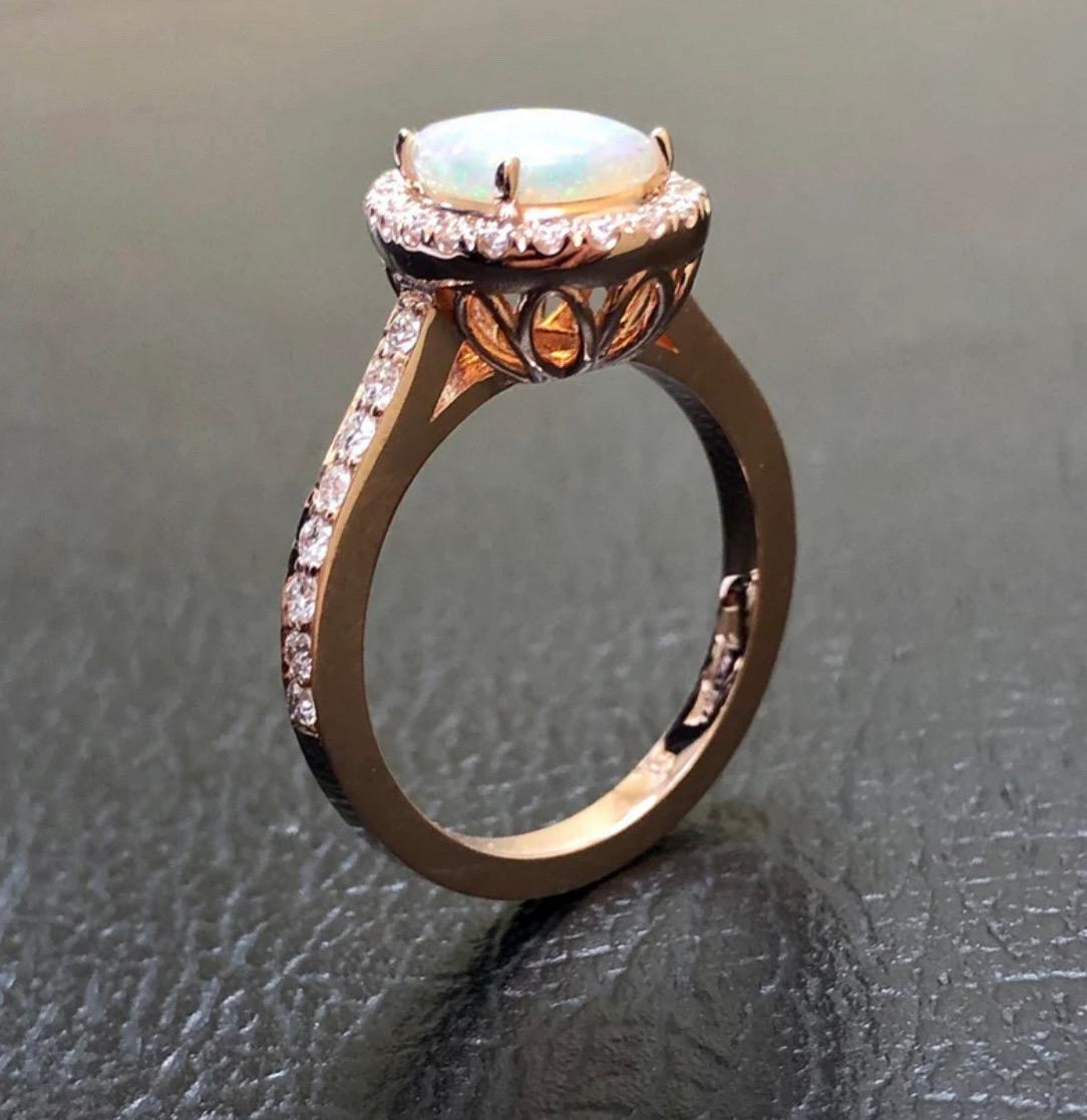 Handgefertigter Verlobungsring aus 18 Karat Roségold mit Halo-Diamant in australischer Birnenform, Opal im Angebot 3