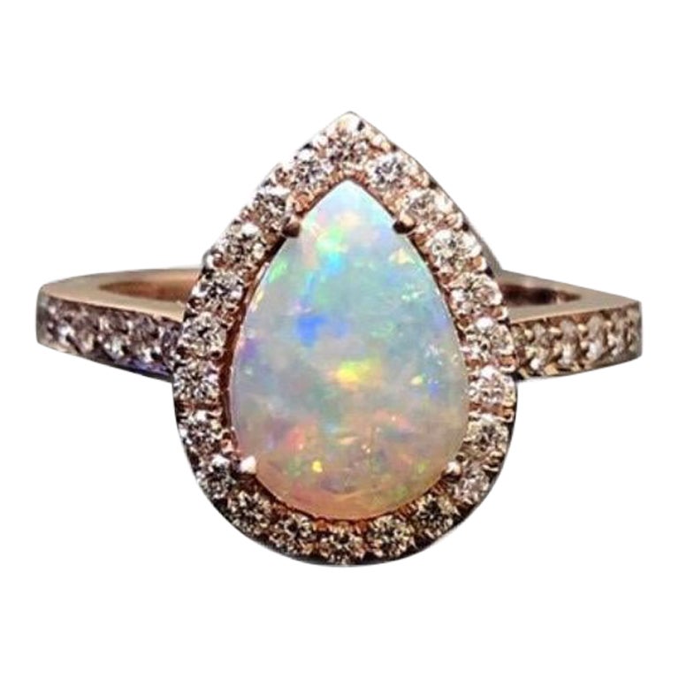 Handgefertigter Verlobungsring aus 18 Karat Roségold mit Halo-Diamant in australischer Birnenform, Opal im Angebot