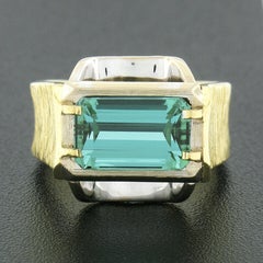 Handgefertigter strukturierter Cocktailring, 18 Karat TT Gold GIA Smaragd Step Cut Blauer Turmalin