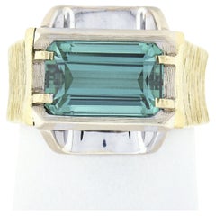Handgefertigter strukturierter Cocktailring, 18 Karat TT Gold GIA Smaragd Step Cut Blauer Turmalin
