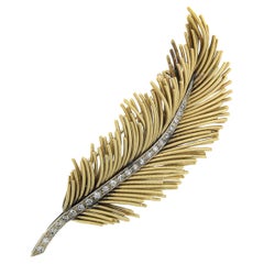 Longue broche feuille de plumes texturée en or bicolore 18 carats et diamants 0,30 carat