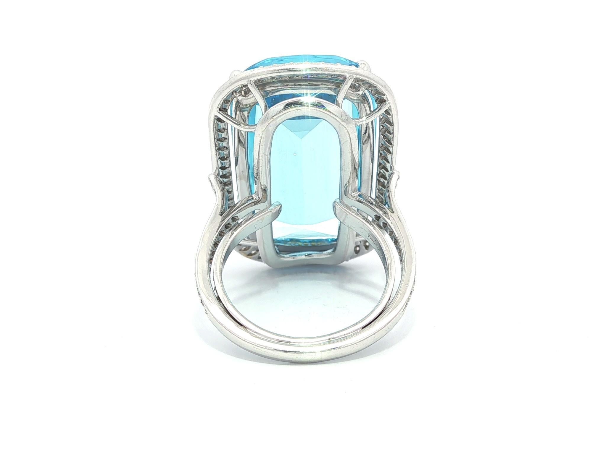 Anillo de oro blanco de 18 quilates con halo de diamantes y topacio azul en cojín grande y largo de 29,10 ctw en venta 6