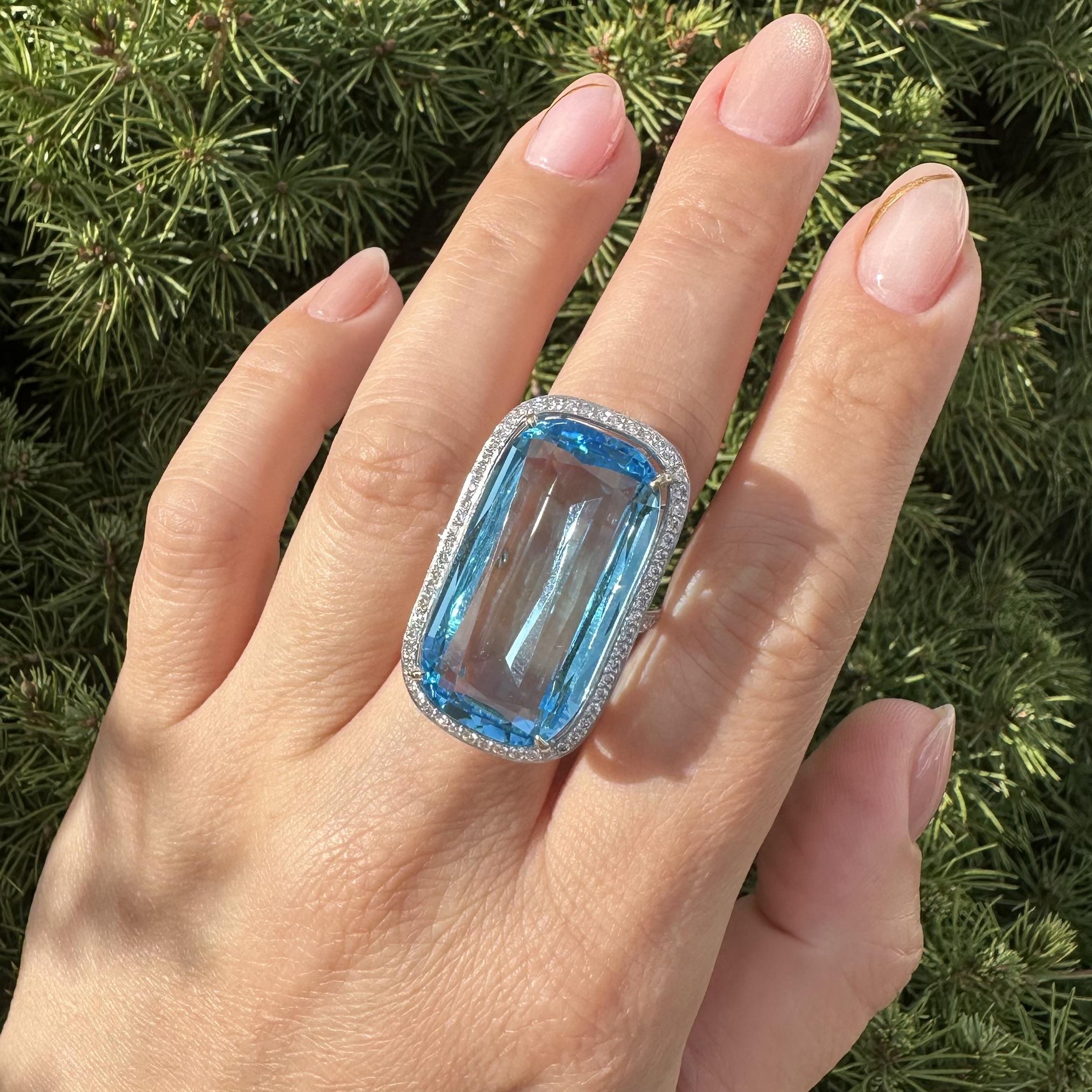 Anillo de oro blanco de 18 quilates con halo de diamantes y topacio azul en cojín grande y largo de 29,10 ctw en venta 7