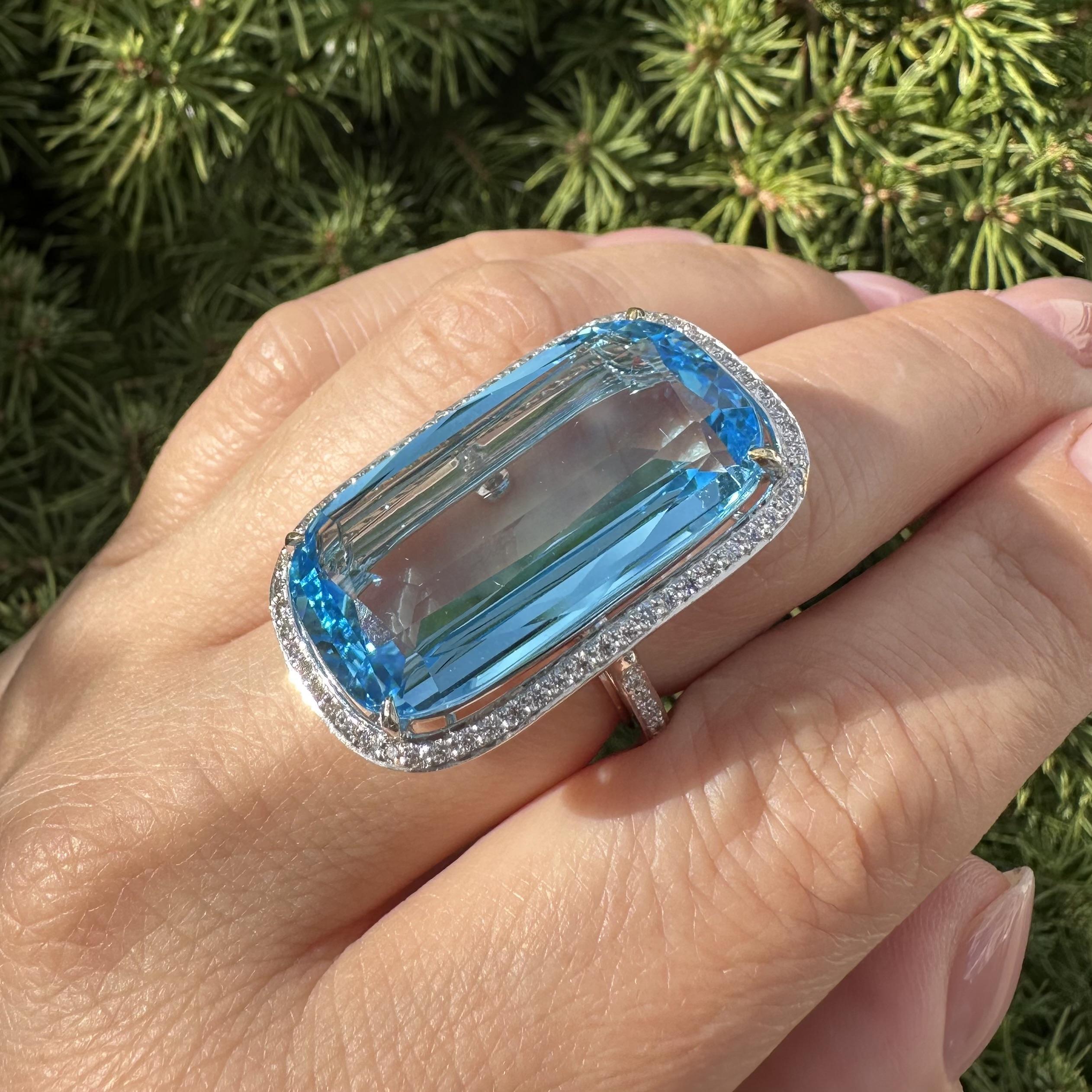 Anillo de oro blanco de 18 quilates con halo de diamantes y topacio azul en cojín grande y largo de 29,10 ctw en venta 8