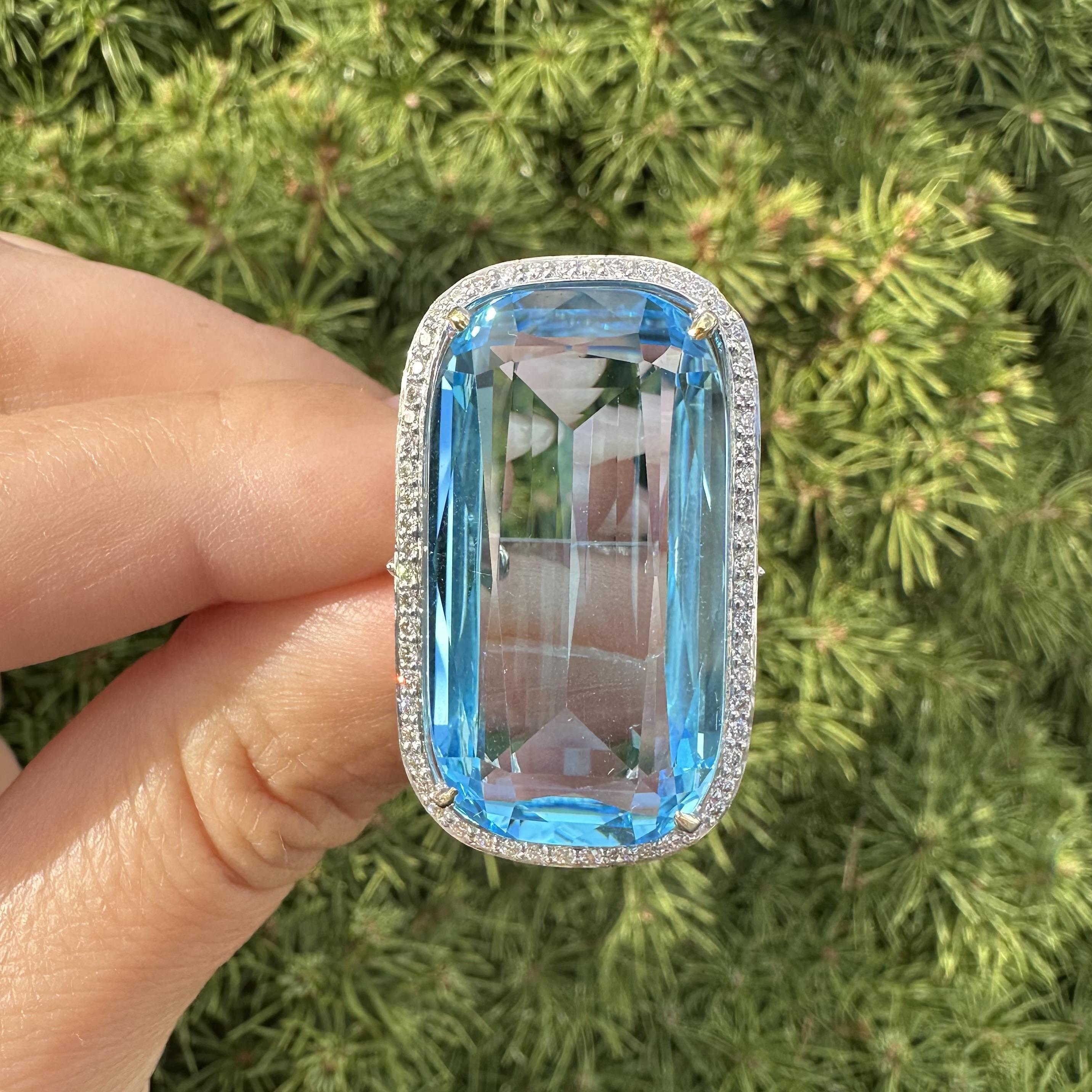 Anillo de oro blanco de 18 quilates con halo de diamantes y topacio azul en cojín grande y largo de 29,10 ctw en venta 9