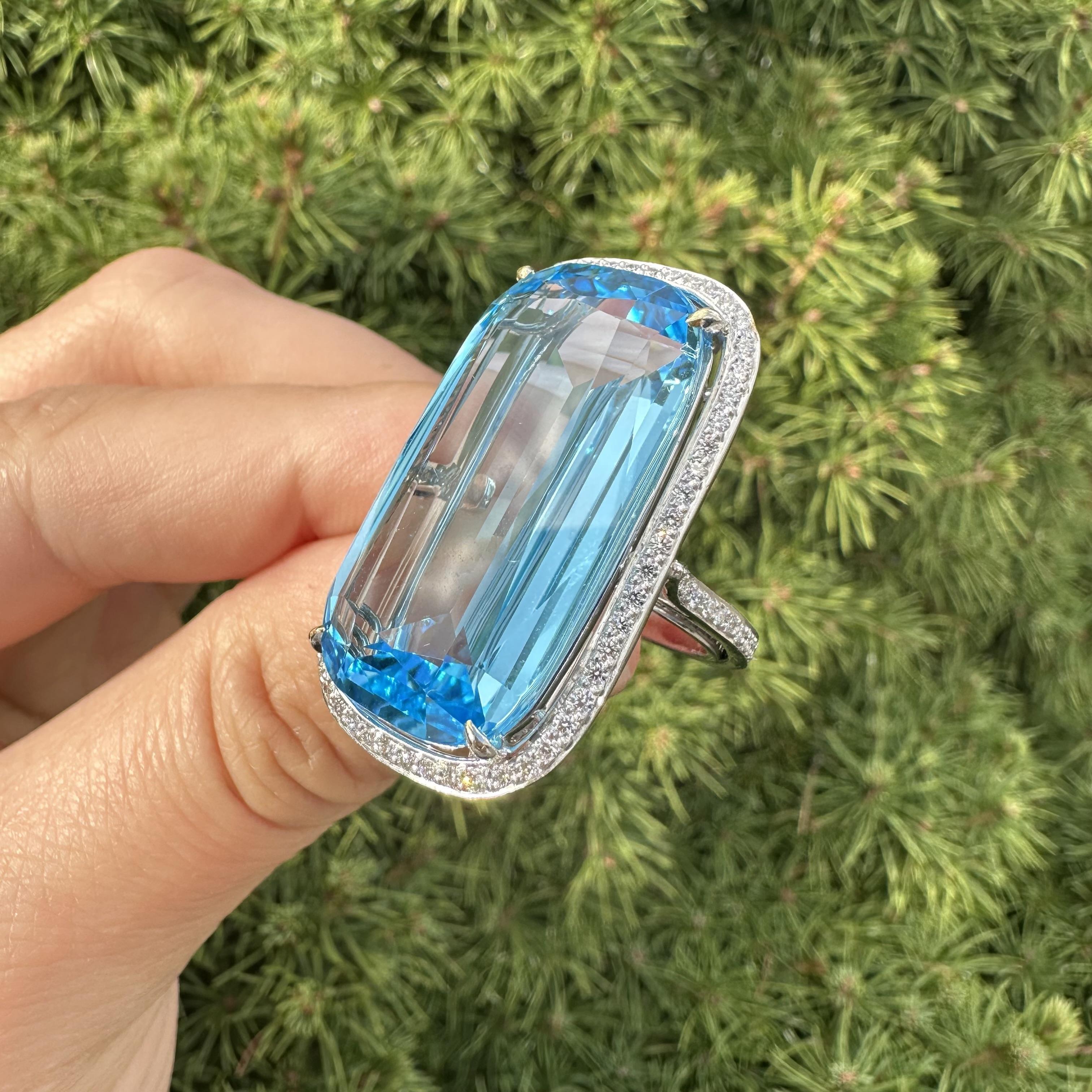 Anillo de oro blanco de 18 quilates con halo de diamantes y topacio azul en cojín grande y largo de 29,10 ctw en venta 10