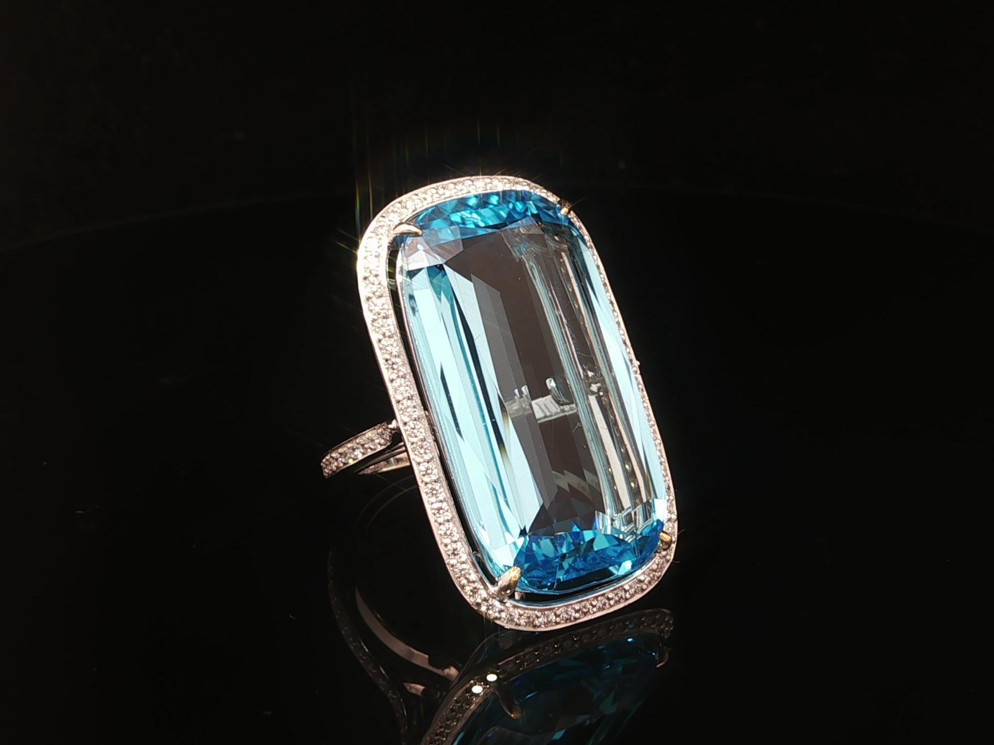 Anillo de oro blanco de 18 quilates con halo de diamantes y topacio azul en cojín grande y largo de 29,10 ctw Corte cojín en venta