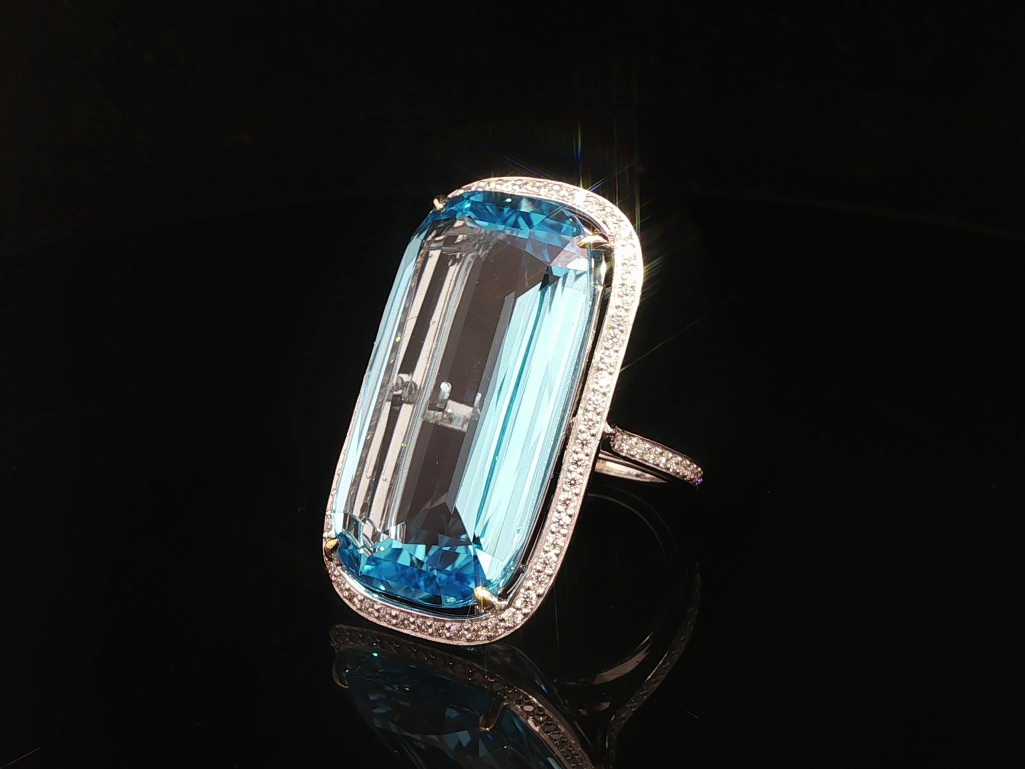 Anillo de oro blanco de 18 quilates con halo de diamantes y topacio azul en cojín grande y largo de 29,10 ctw en Excelente estado para la venta en Montclair, NJ