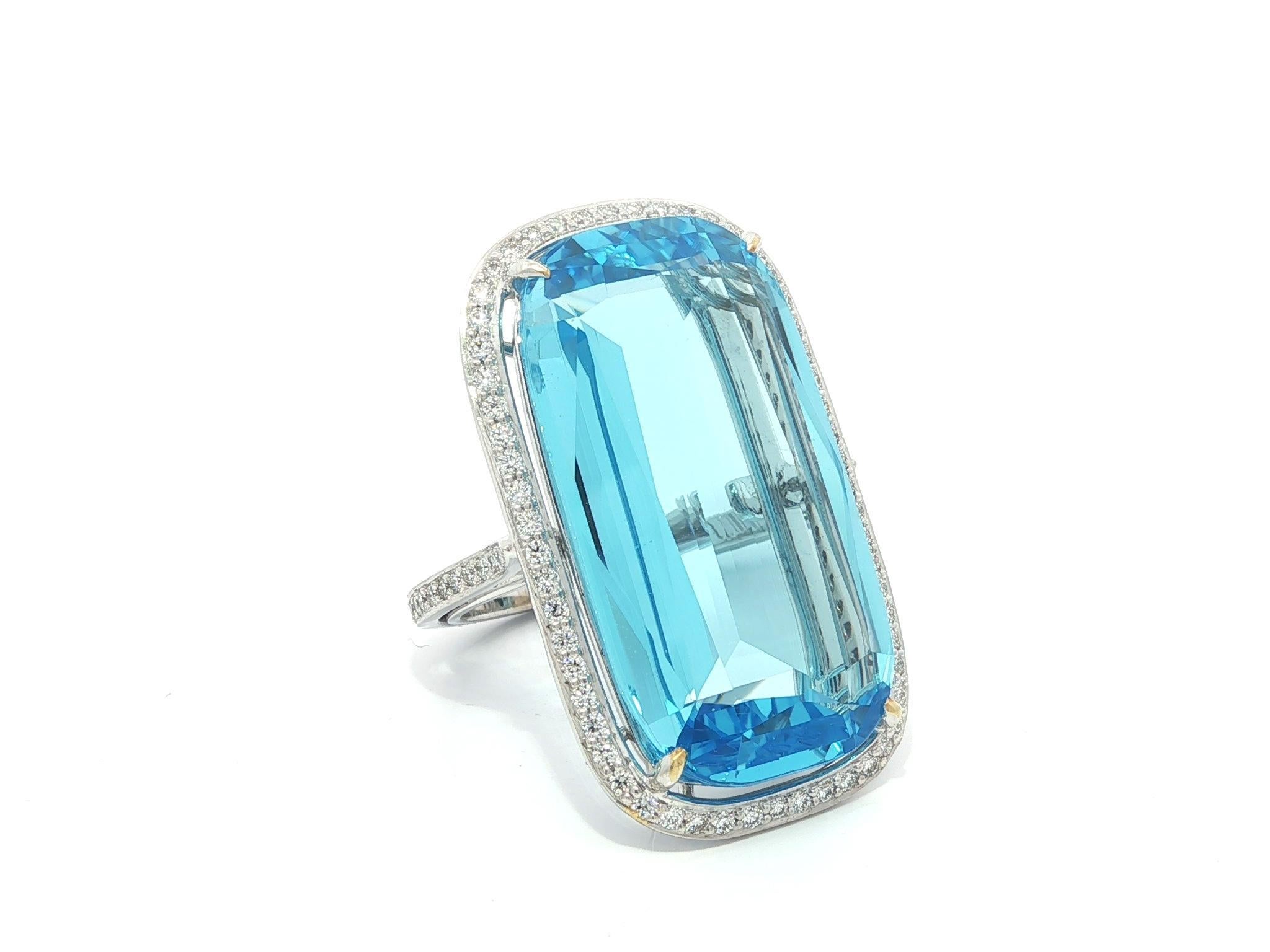 Anillo de oro blanco de 18 quilates con halo de diamantes y topacio azul en cojín grande y largo de 29,10 ctw en venta 1