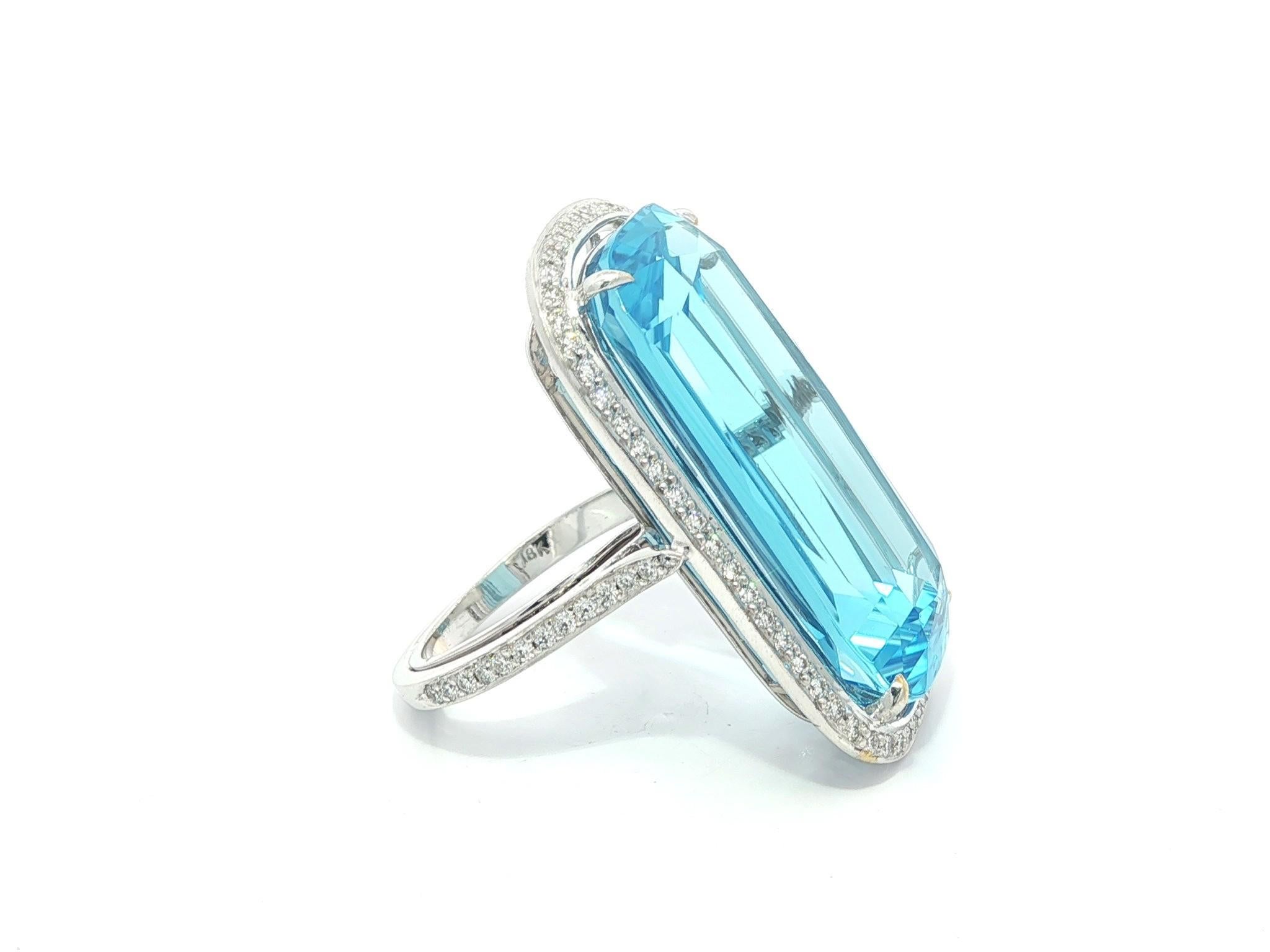 Anillo de oro blanco de 18 quilates con halo de diamantes y topacio azul en cojín grande y largo de 29,10 ctw en venta 2