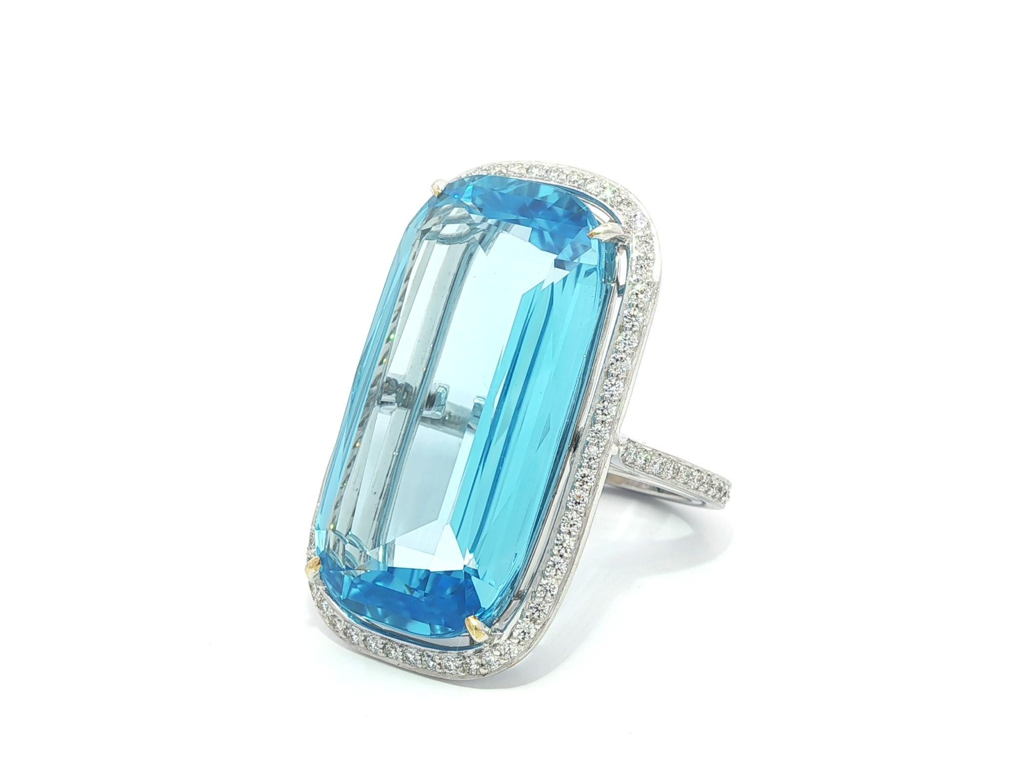 Anillo de oro blanco de 18 quilates con halo de diamantes y topacio azul en cojín grande y largo de 29,10 ctw en venta 3
