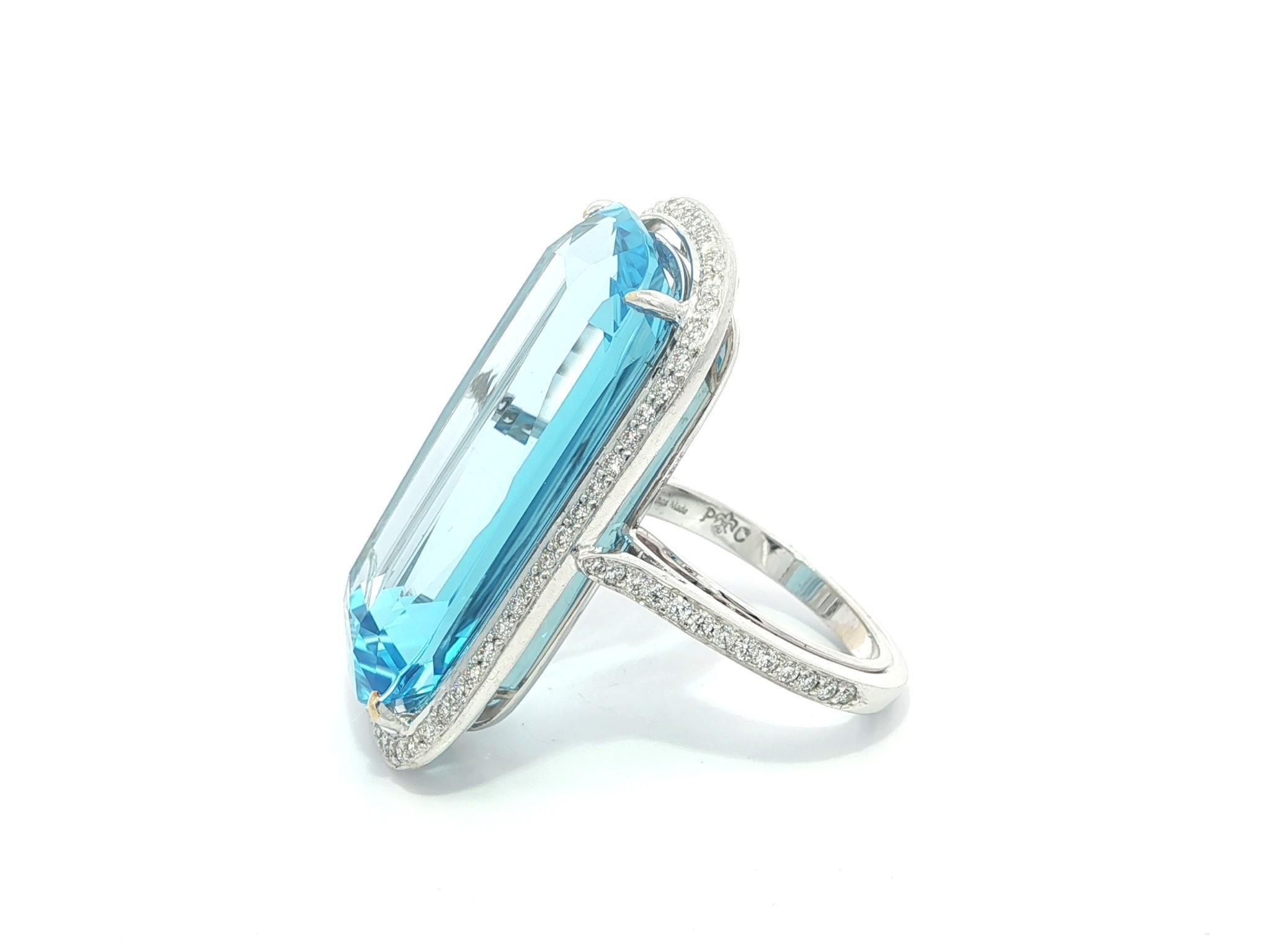 Anillo de oro blanco de 18 quilates con halo de diamantes y topacio azul en cojín grande y largo de 29,10 ctw en venta 4