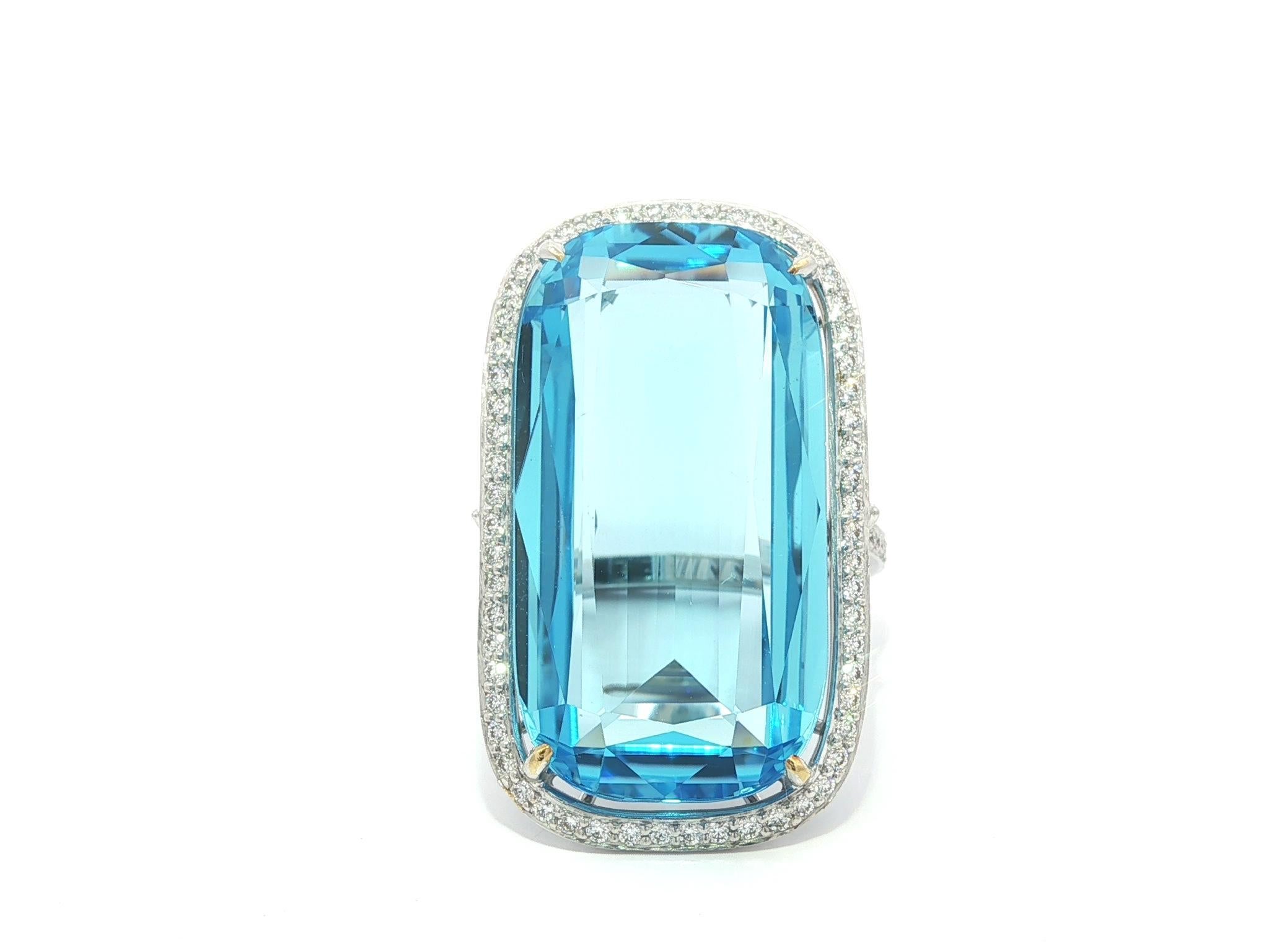Anillo de oro blanco de 18 quilates con halo de diamantes y topacio azul en cojín grande y largo de 29,10 ctw en venta