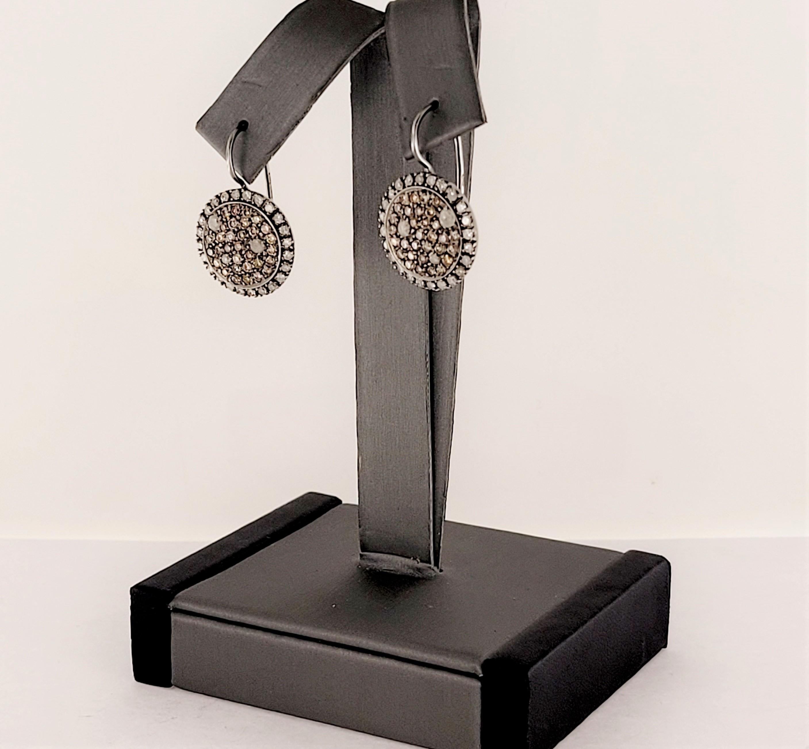 Handgefertigter Ohrring aus 18 Karat Weißgold mit Diamanten 3,20 Karat im Zustand „Hervorragend“ im Angebot in New York, NY