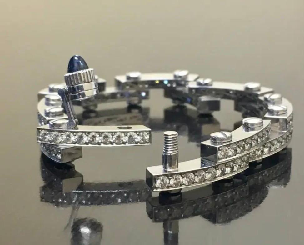 Moderne Bracelet moderne en or blanc 18 carats fait à la main avec saphirs bleus pavés et diamants en vente