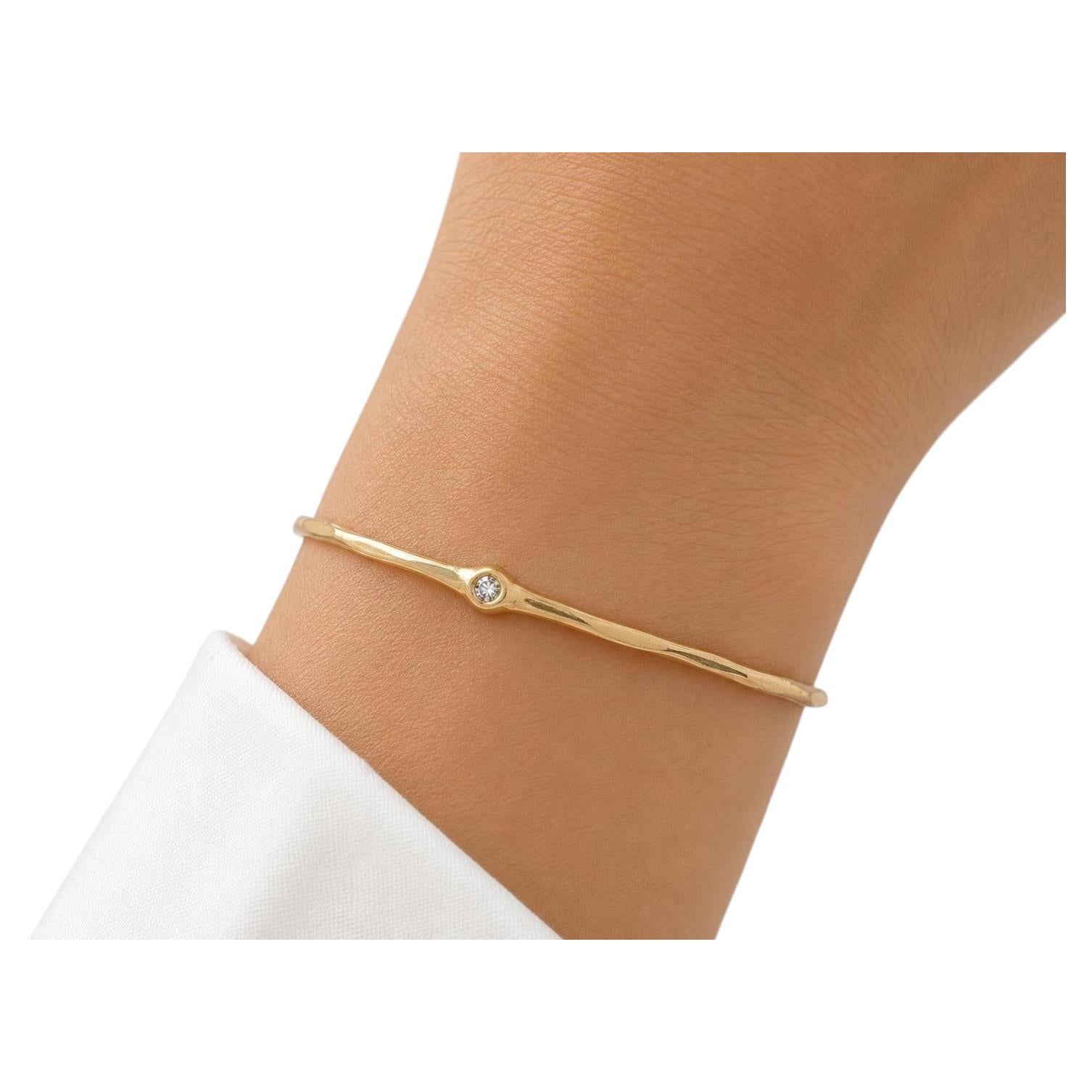 Bracciale rigido senza chiusura, realizzato a mano in oro giallo 18 carati con diamanti rotondi per un totale di 0,05 carati