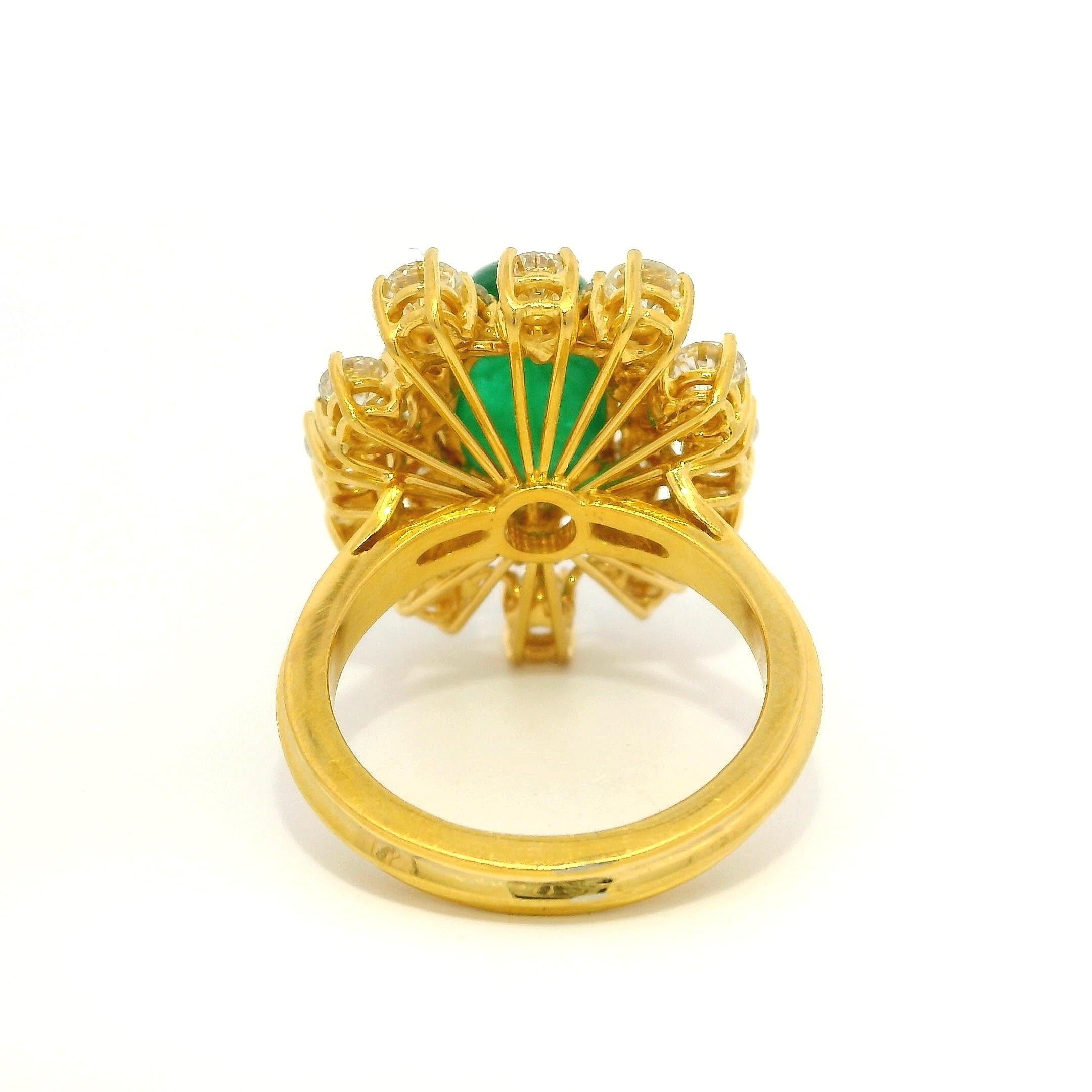 Bague Halo faite à la main en or jaune 18 carats avec cabochon d'émeraude de 5,83 carats certifié GIA et diamants en vente 5