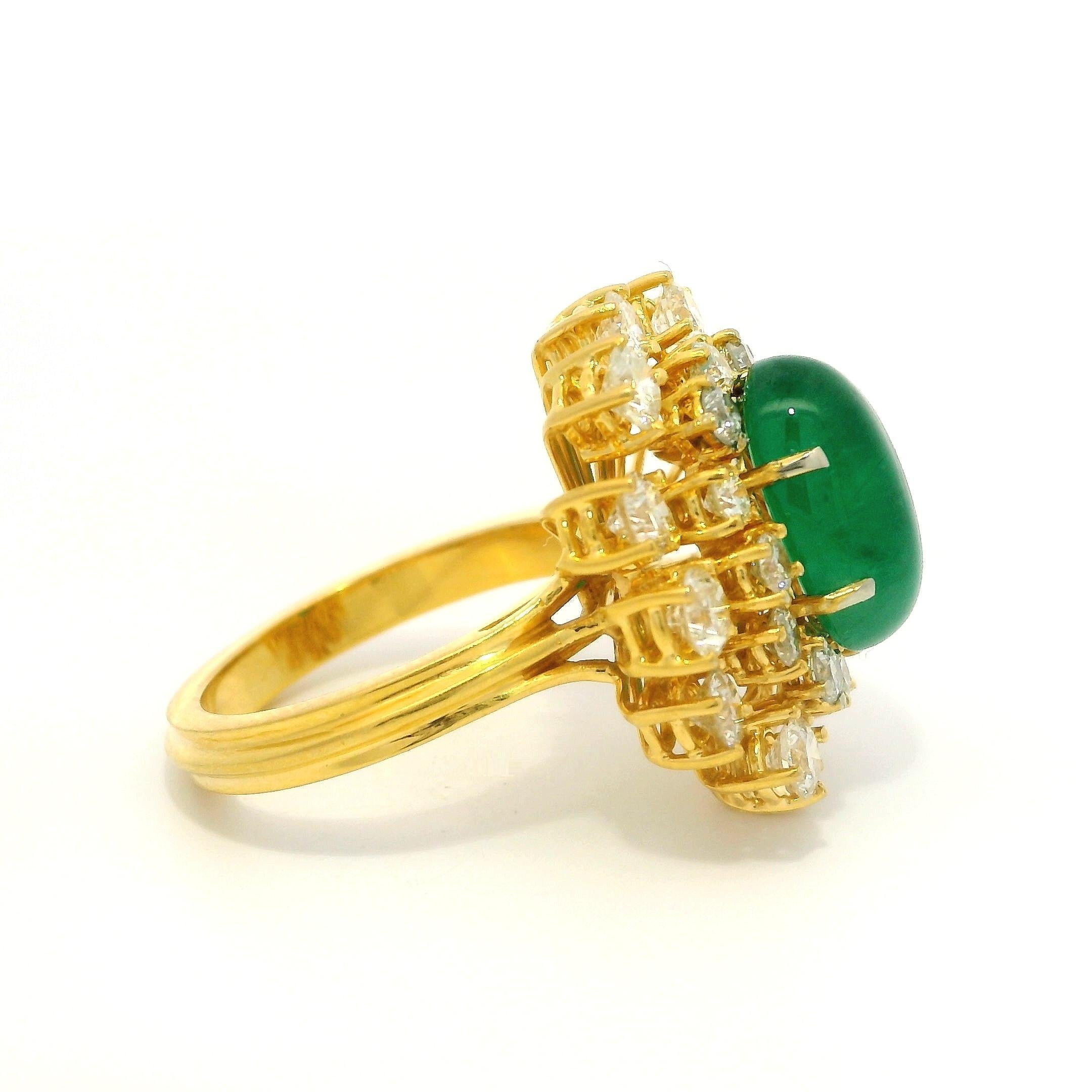 Bague Halo faite à la main en or jaune 18 carats avec cabochon d'émeraude de 5,83 carats certifié GIA et diamants en vente 6