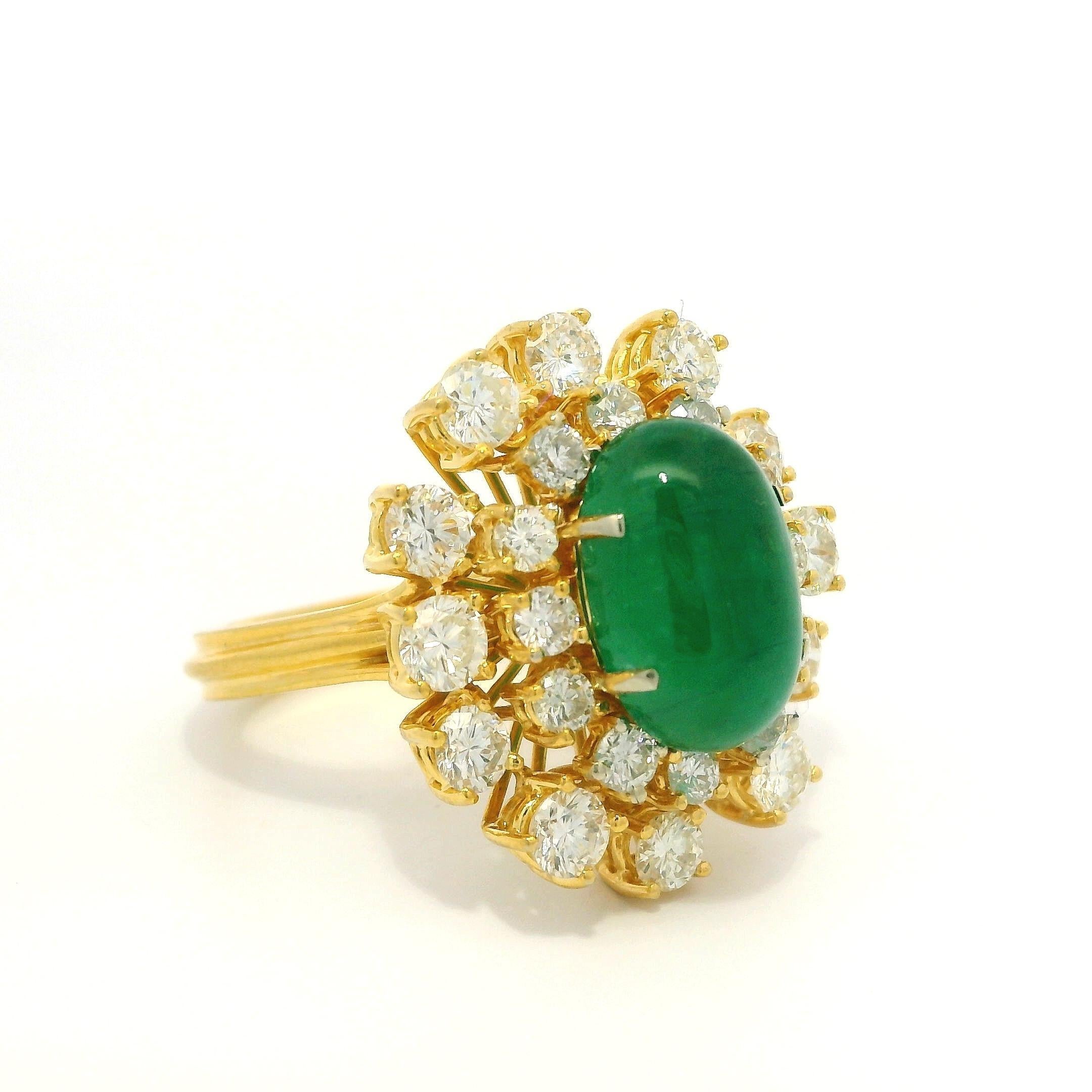 Bague Halo faite à la main en or jaune 18 carats avec cabochon d'émeraude de 5,83 carats certifié GIA et diamants en vente 9