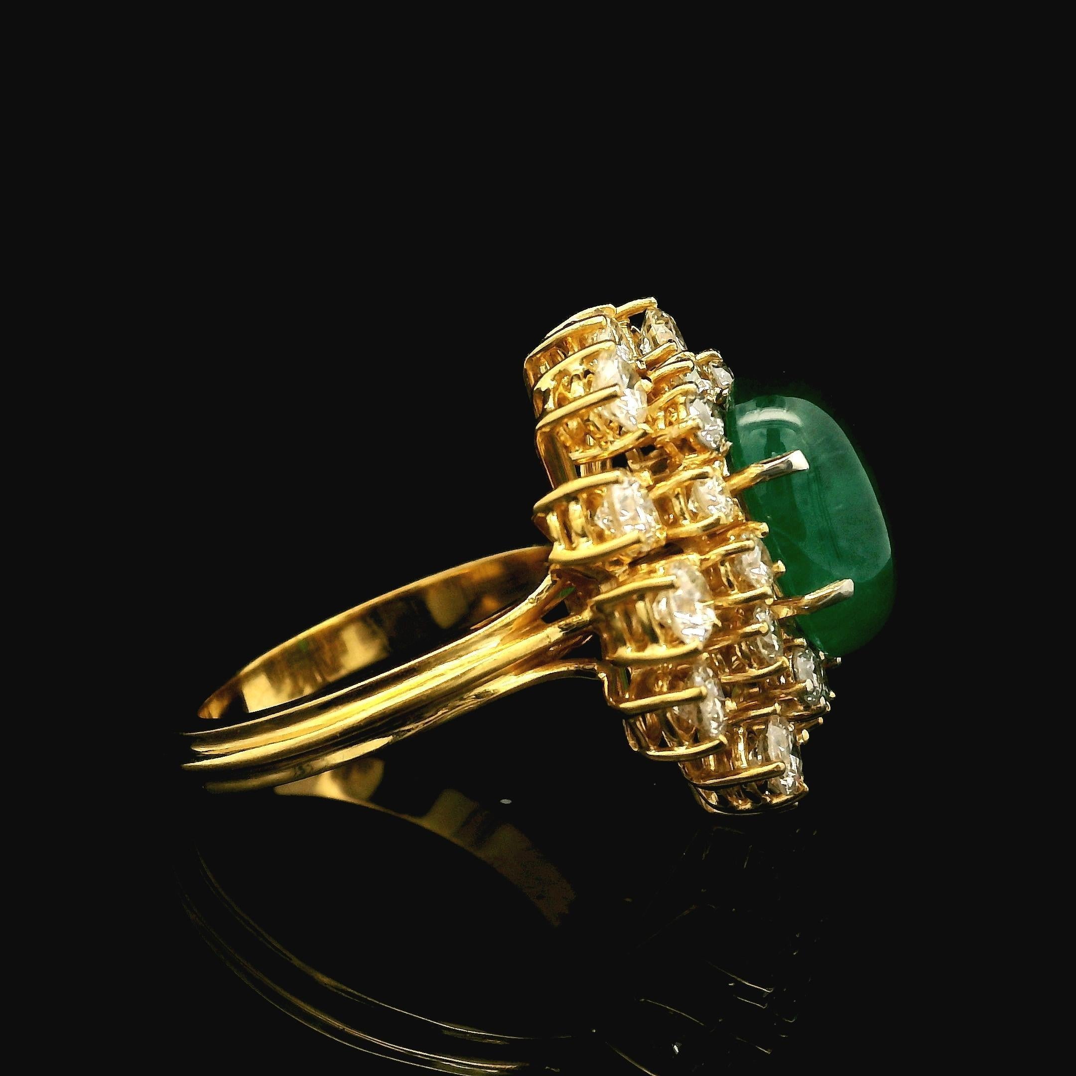 Taille cabochon Bague Halo faite à la main en or jaune 18 carats avec cabochon d'émeraude de 5,83 carats certifié GIA et diamants en vente