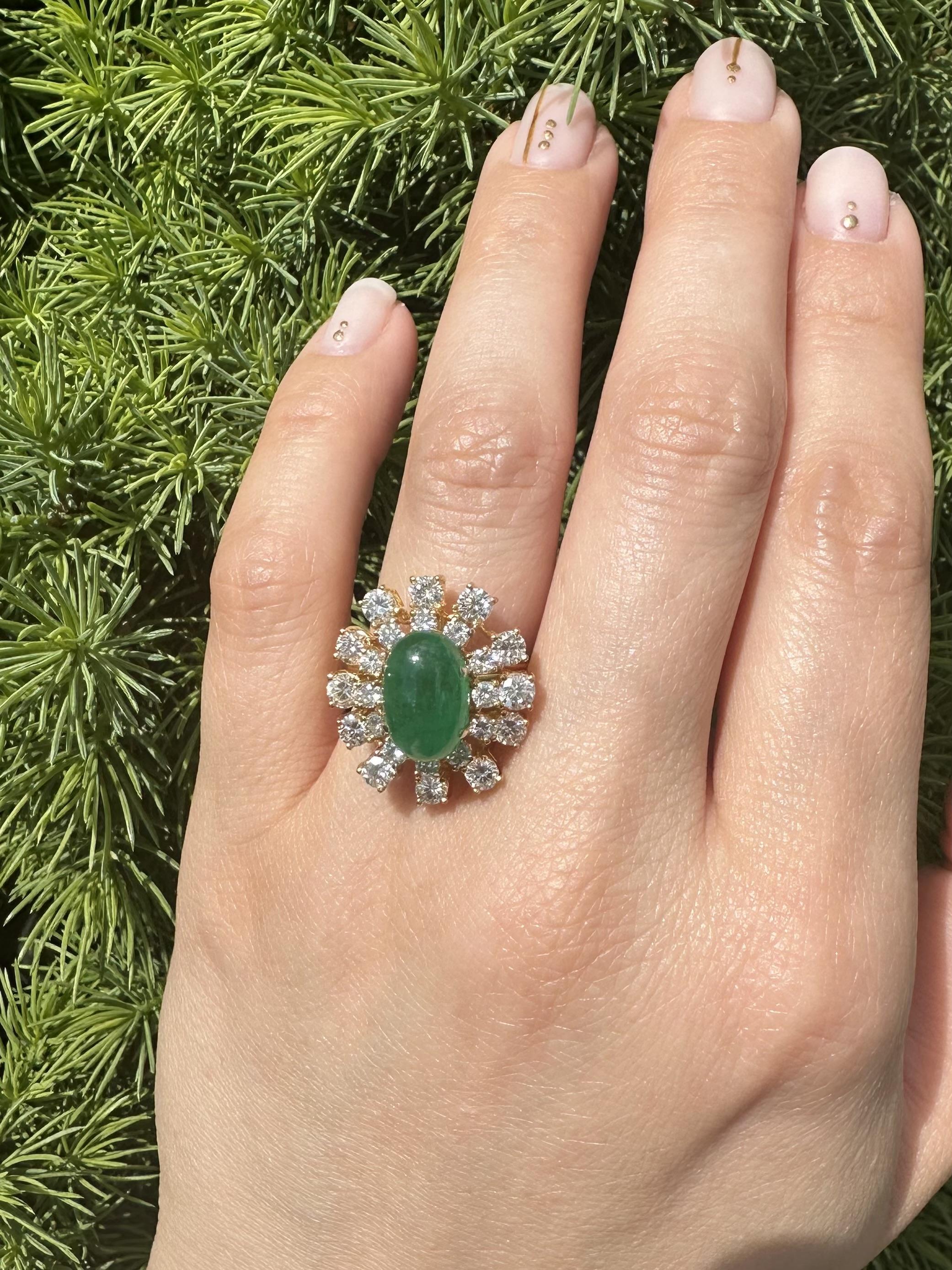 Bague Halo faite à la main en or jaune 18 carats avec cabochon d'émeraude de 5,83 carats certifié GIA et diamants Pour femmes en vente