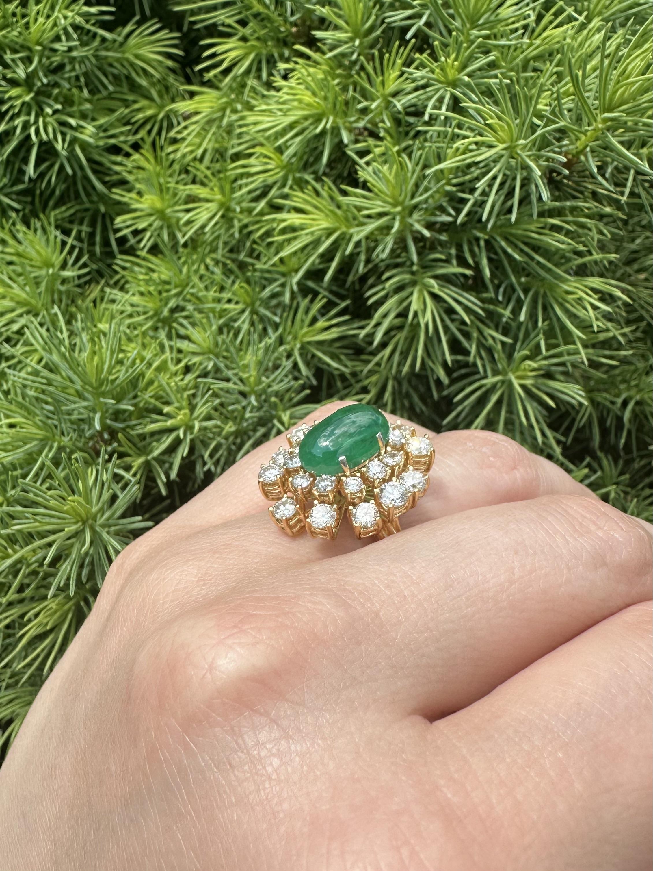 Bague Halo faite à la main en or jaune 18 carats avec cabochon d'émeraude de 5,83 carats certifié GIA et diamants en vente 1