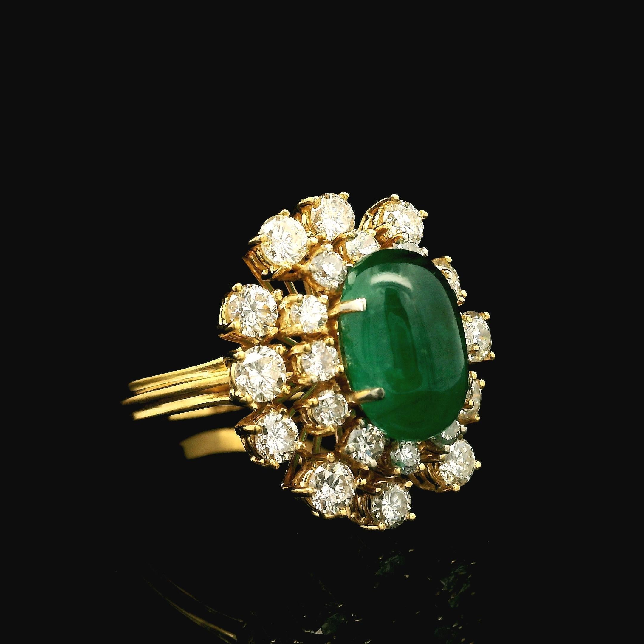 Bague Halo faite à la main en or jaune 18 carats avec cabochon d'émeraude de 5,83 carats certifié GIA et diamants en vente 2