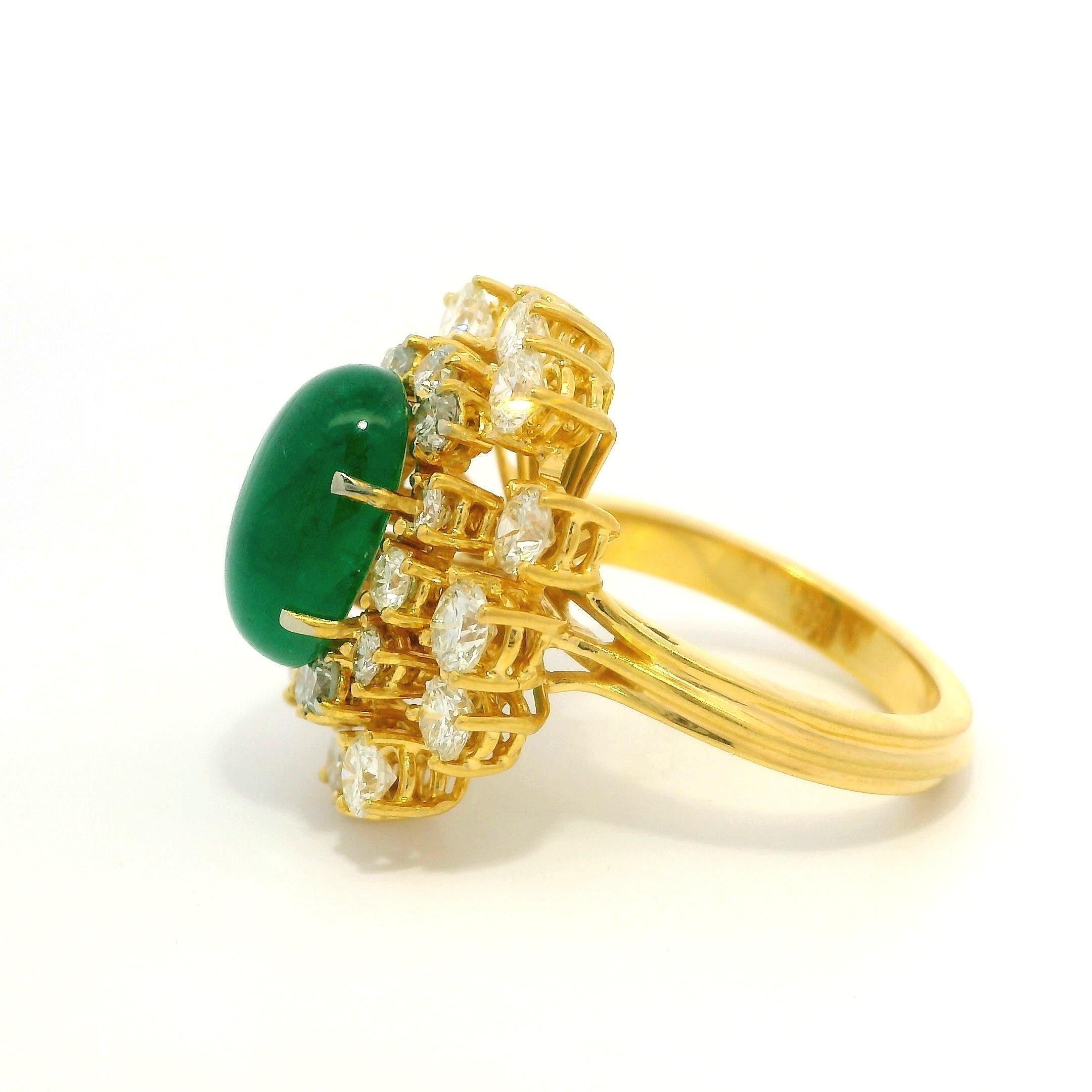 Bague Halo faite à la main en or jaune 18 carats avec cabochon d'émeraude de 5,83 carats certifié GIA et diamants en vente 4