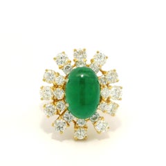 Anello fatto a mano in oro giallo 18k GIA con smeraldo cabochon da 5,83 carati e diamanti a raggiera