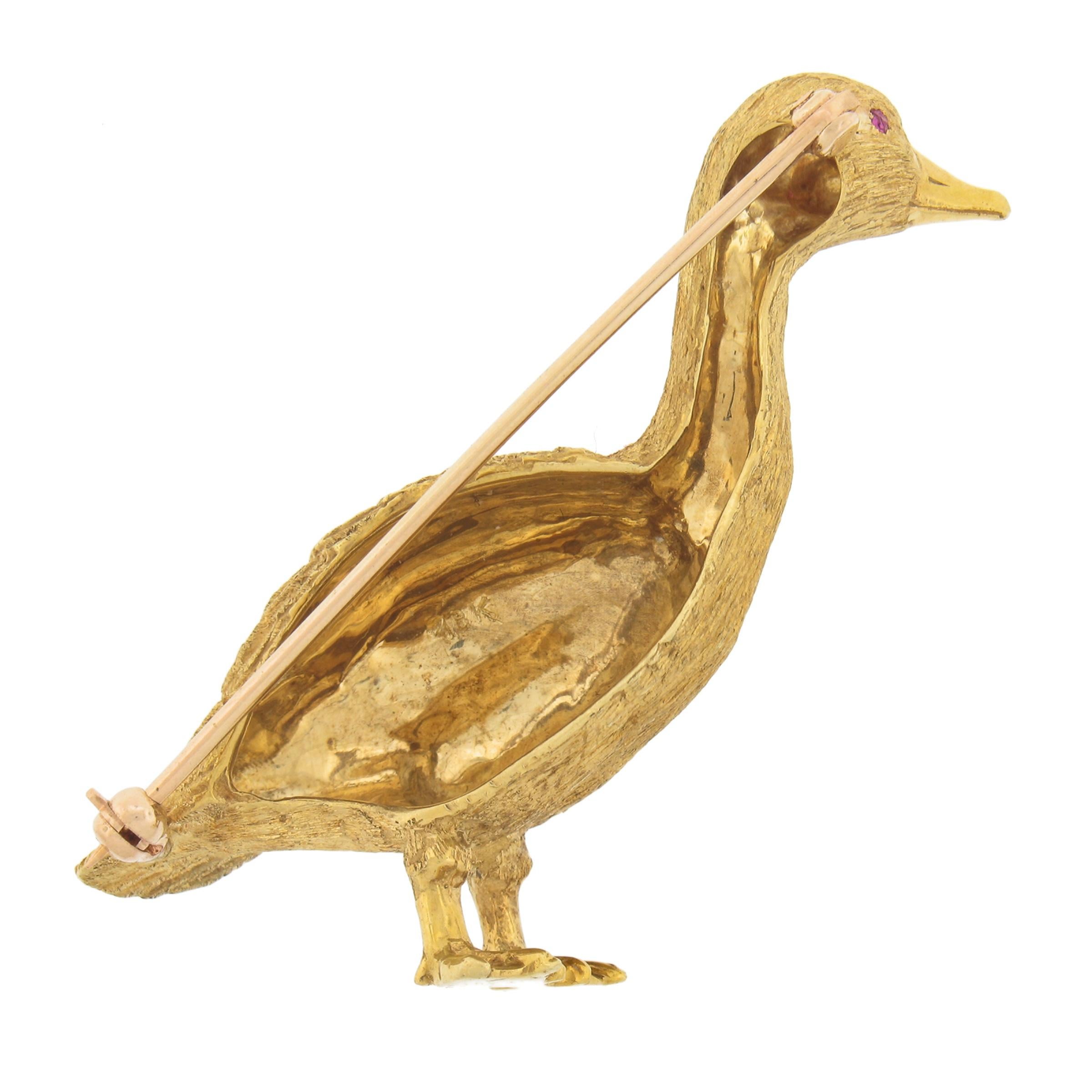 Taille ronde Broche oiseau en or jaune 18 carats sculptée et texturée à la main avec œil en rubis, faite à la main en vente