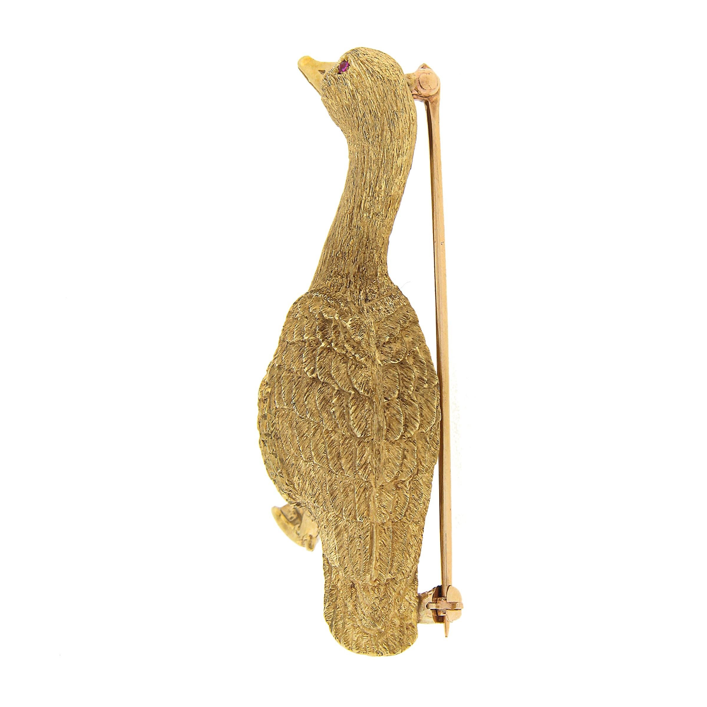 Handmade 18K Yellow Gold Hand Carved & Textured Goose Pin Brooch w/ Ruby Eye In Excellent Condition For Sale In Montclair, NJ