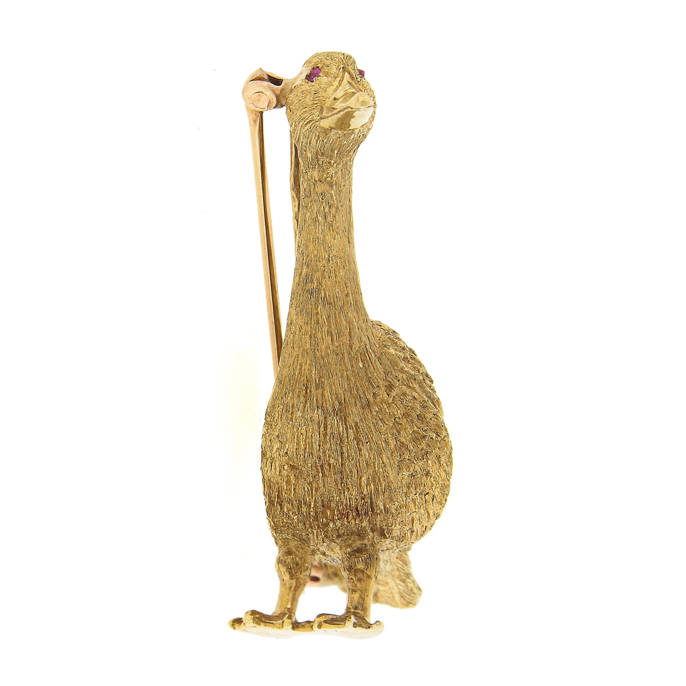 Broche oiseau en or jaune 18 carats sculptée et texturée à la main avec œil en rubis, faite à la main en vente 1