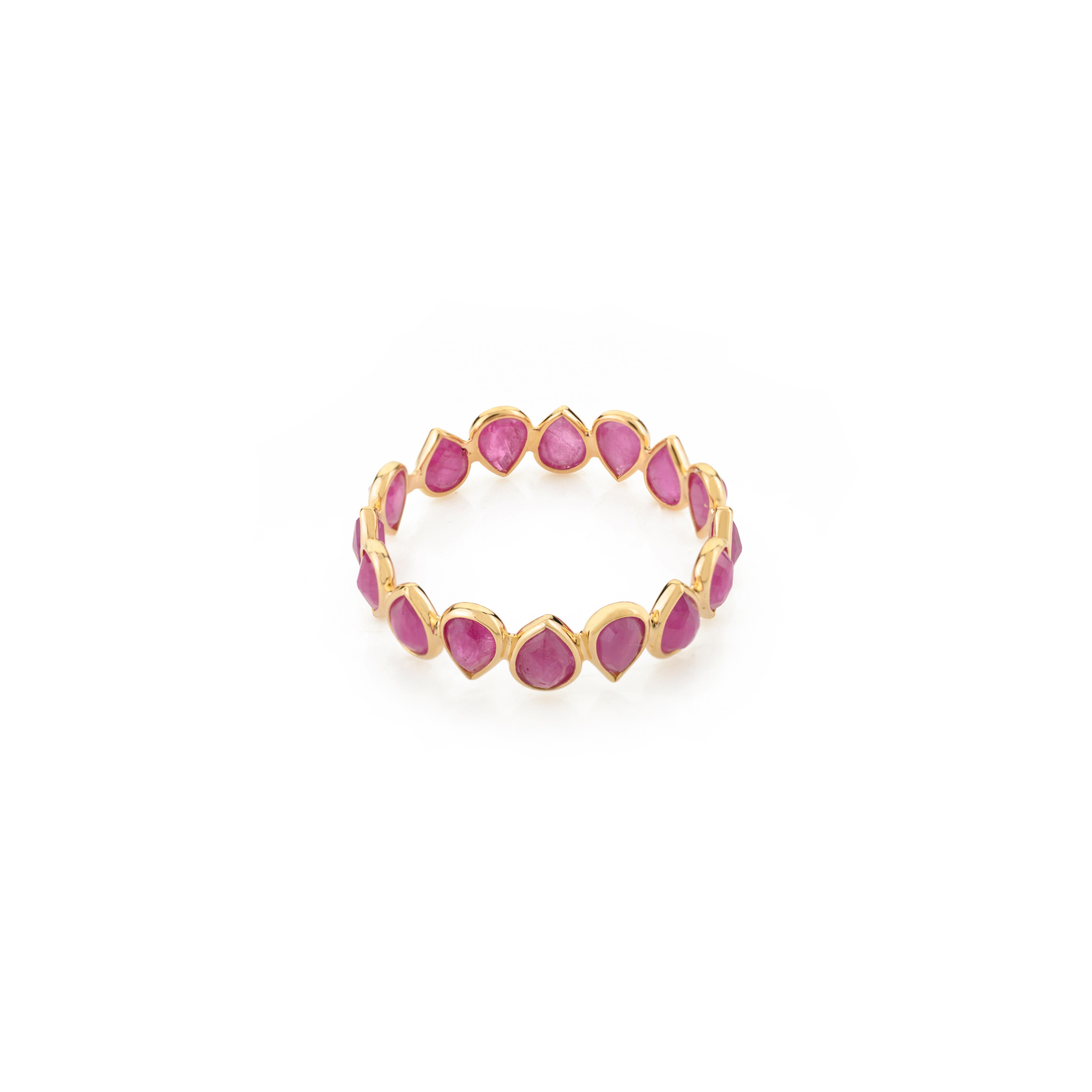 En vente :  Bague d'éternité empilable en or jaune 18 carats, faite à la main, avec rubis naturel taille poire 5