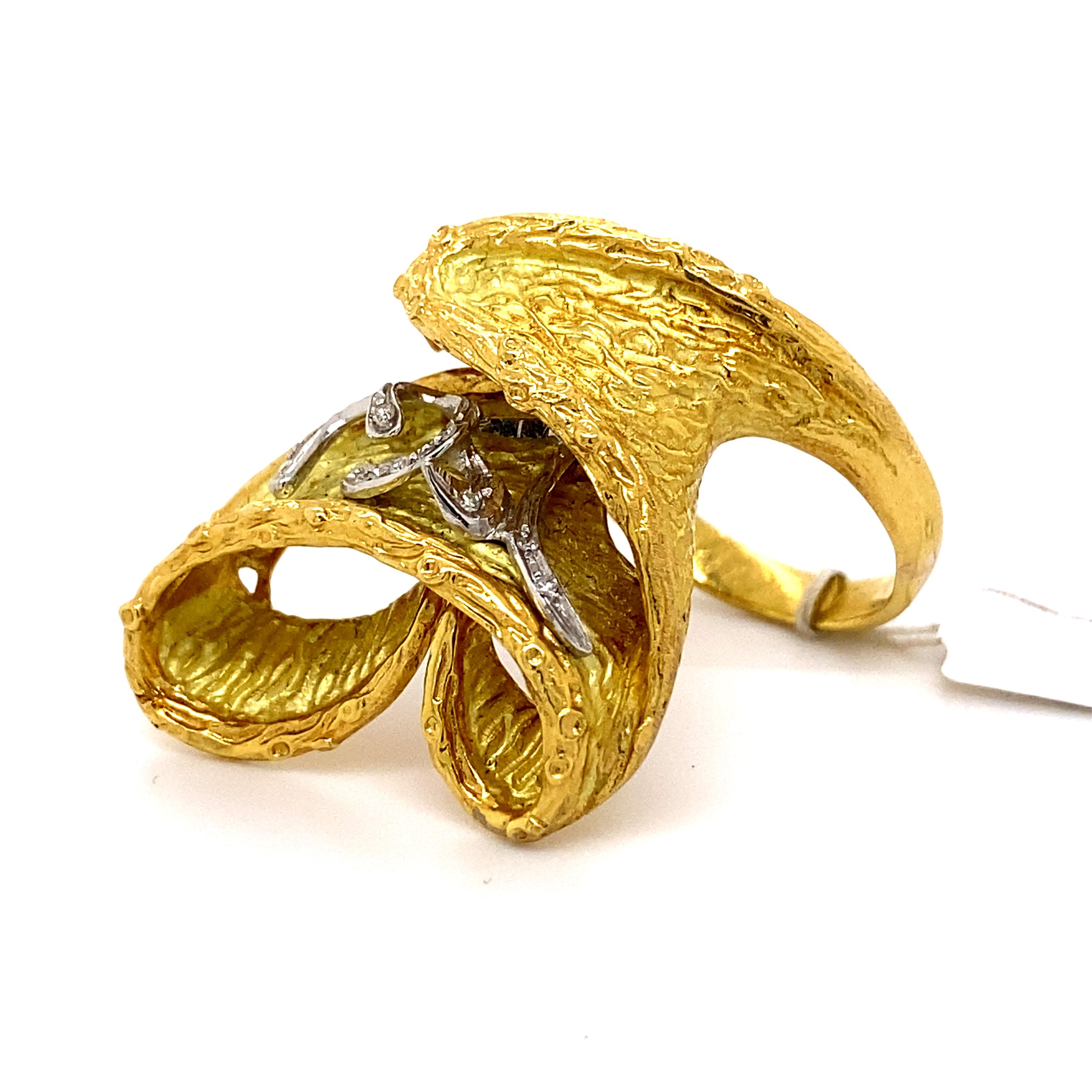 Taille ronde Bague faite main en or jaune 18 carats avec diamants en vente