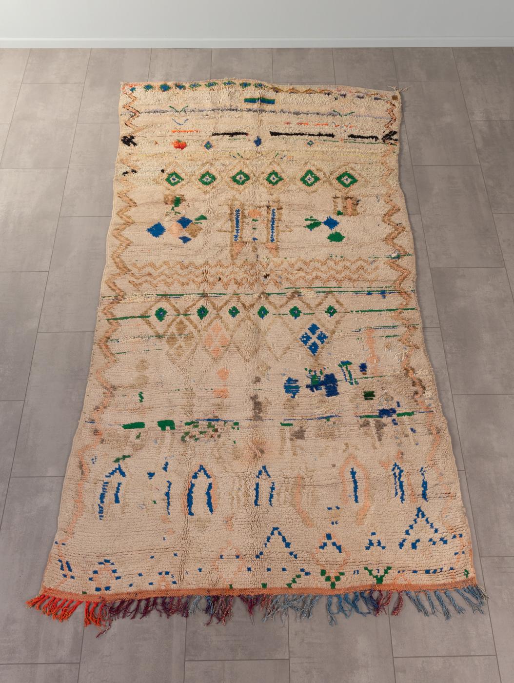 Questo Boujad è un tappeto in lana vintage con alcune parti in lana riciclata: morbido e confortevole sotto i piedi. I nostri tappeti berberi sono fatti a mano, un nodo alla volta. Ogni tappeto berbero è un pezzo unico di lunga durata, creato in